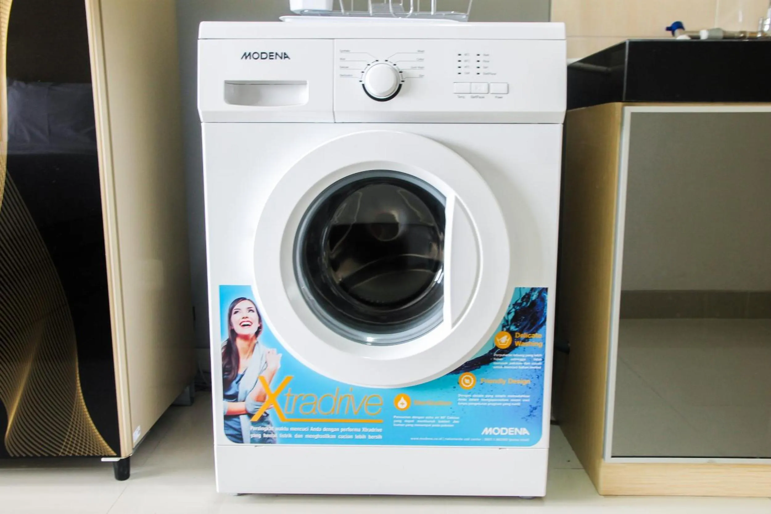 washing machine in Modern and Cozy Studio Room The Oasis Cikarang Apartment By Travelio