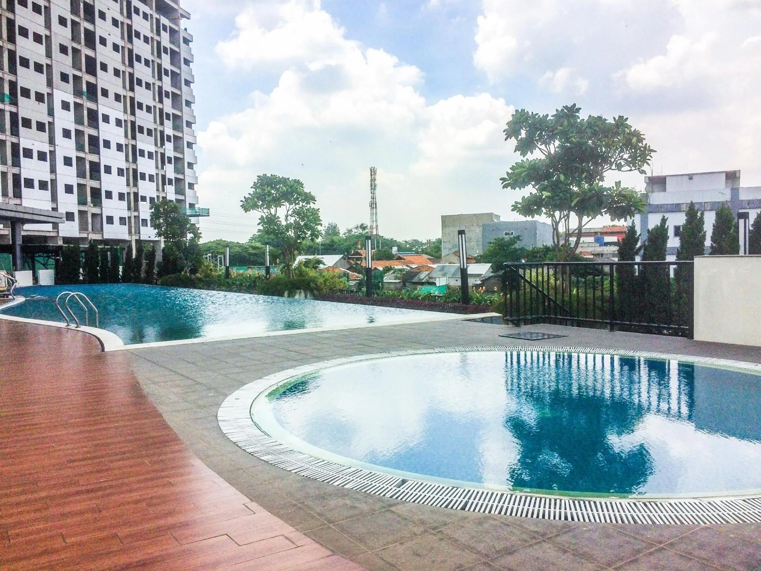 Swimming pool in Modern and Cozy Studio Room The Oasis Cikarang Apartment By Travelio