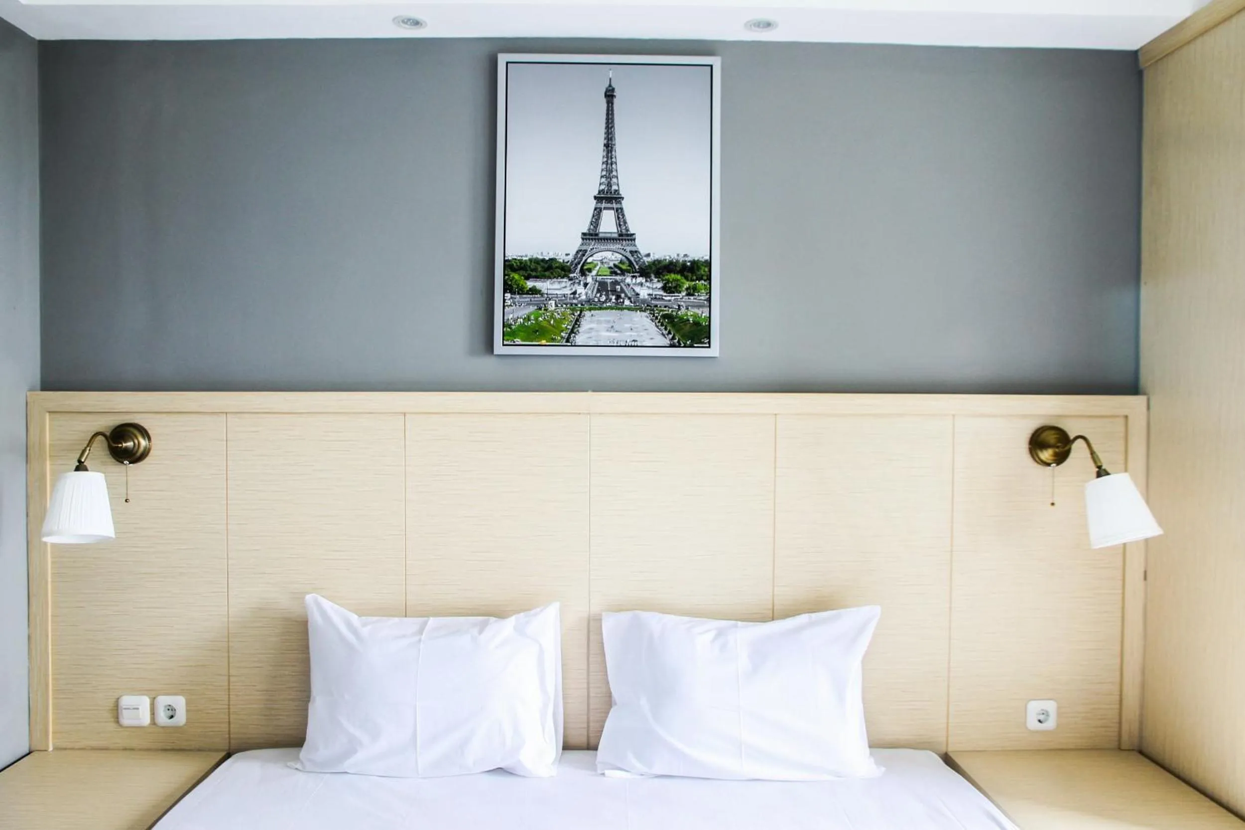 Modern and Cozy Studio Room The Oasis Cikarang Apartment By Travelio