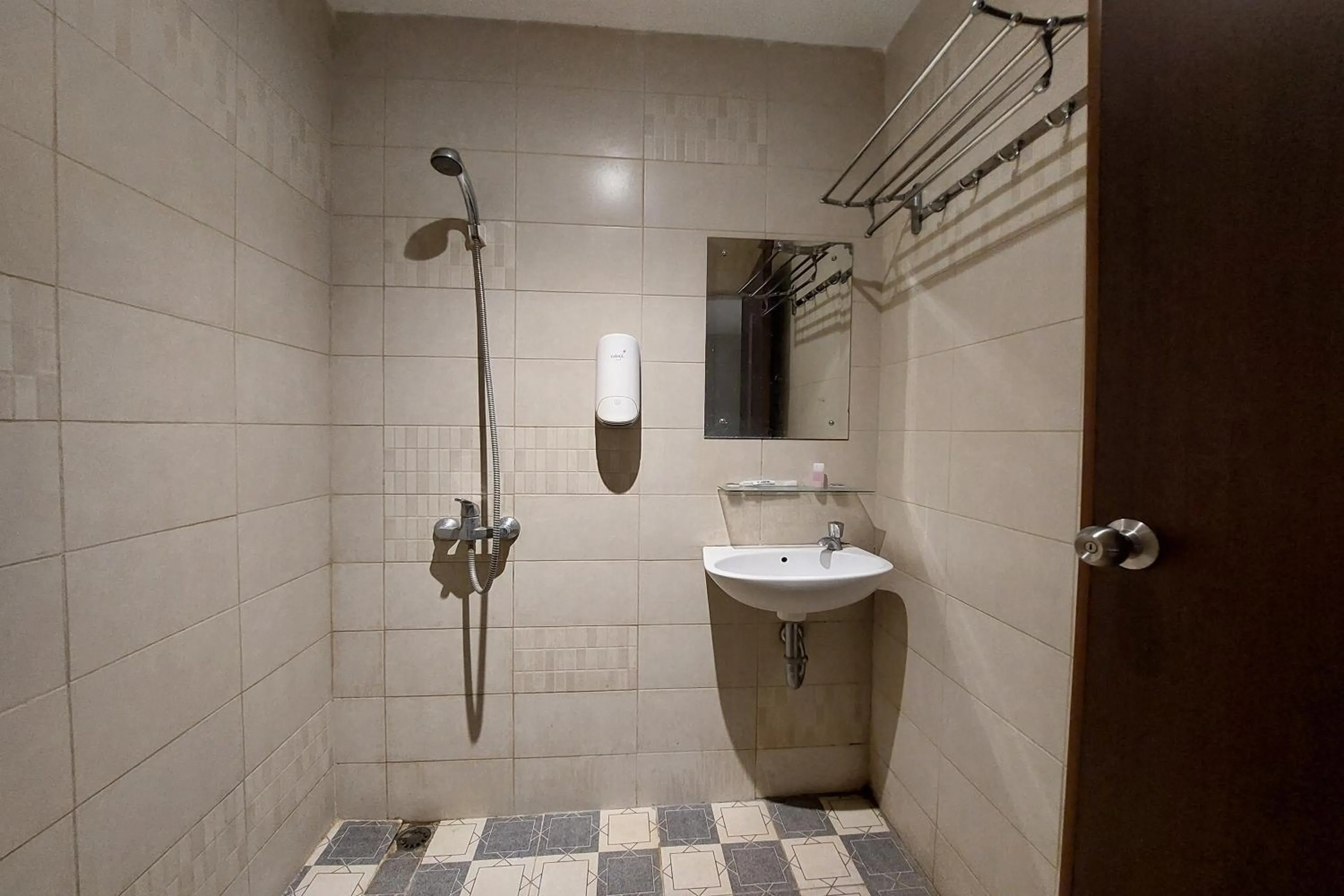 Shower in Hotel Bumi Malaya