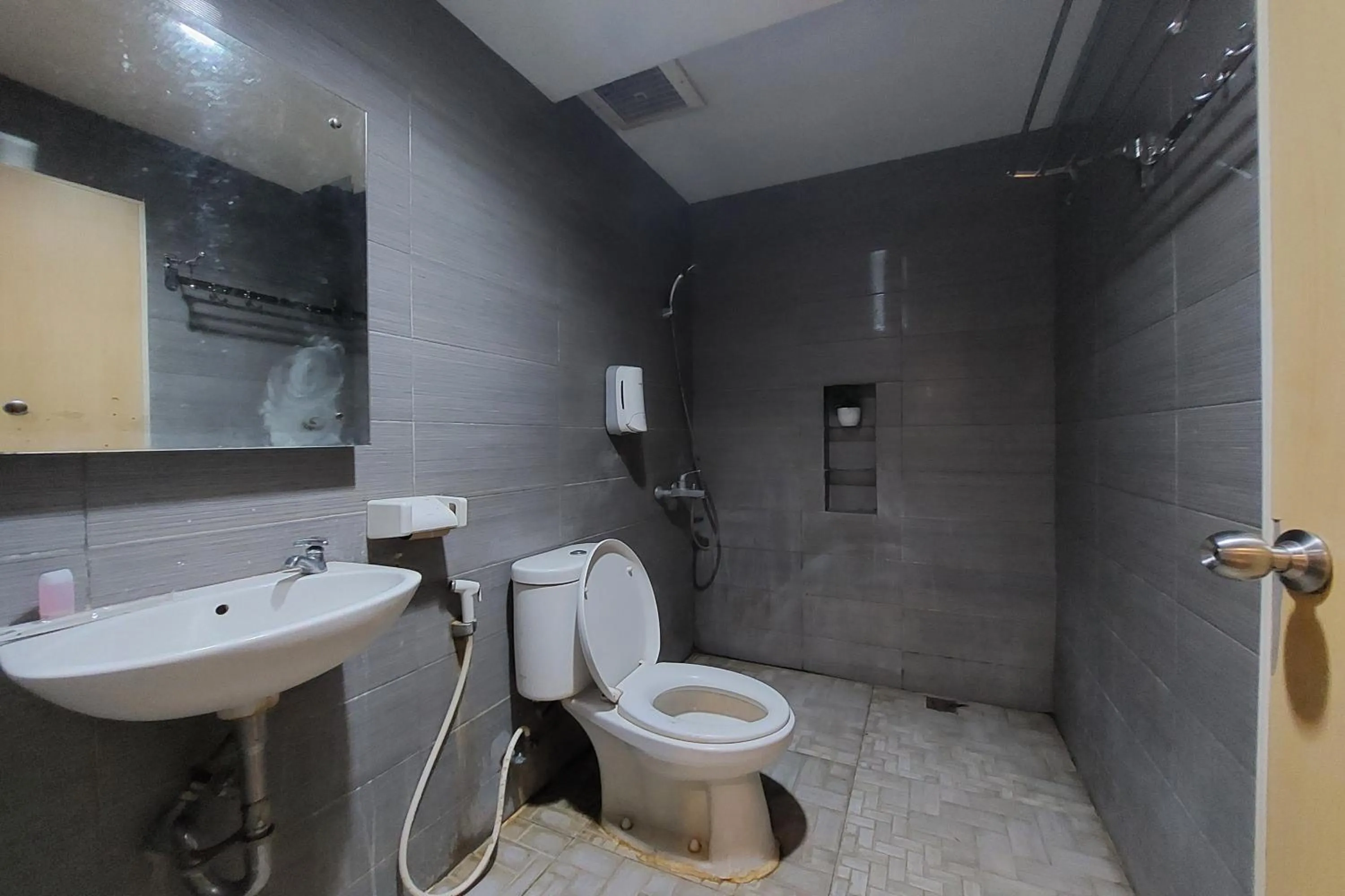 Shower in Hotel Bumi Malaya