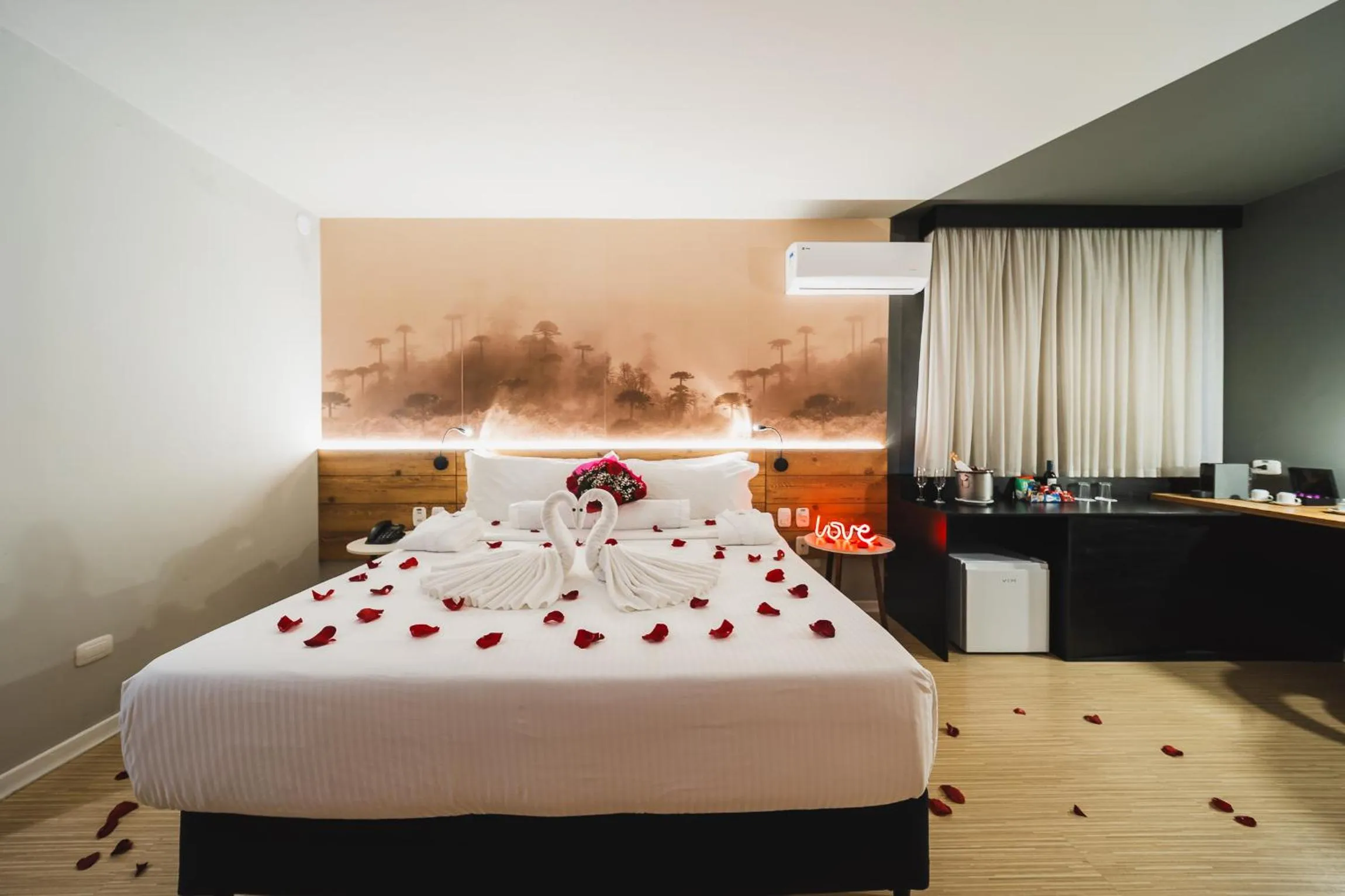 Decorative detail, Bed in Hotel Cassino Tower Curitiba Aeroporto By Nacional Inn