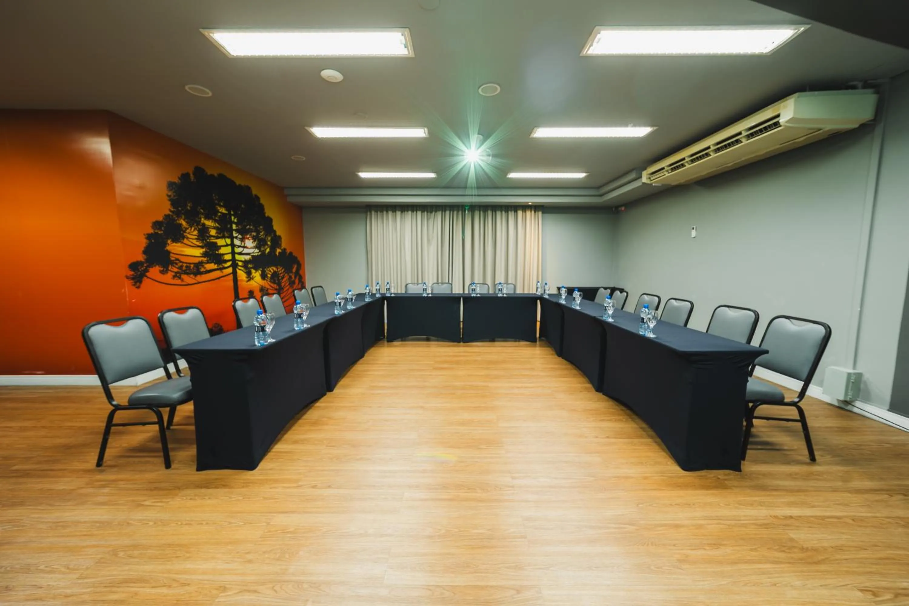 Meeting/conference room in Hotel Cassino Tower Curitiba Aeroporto By Nacional Inn