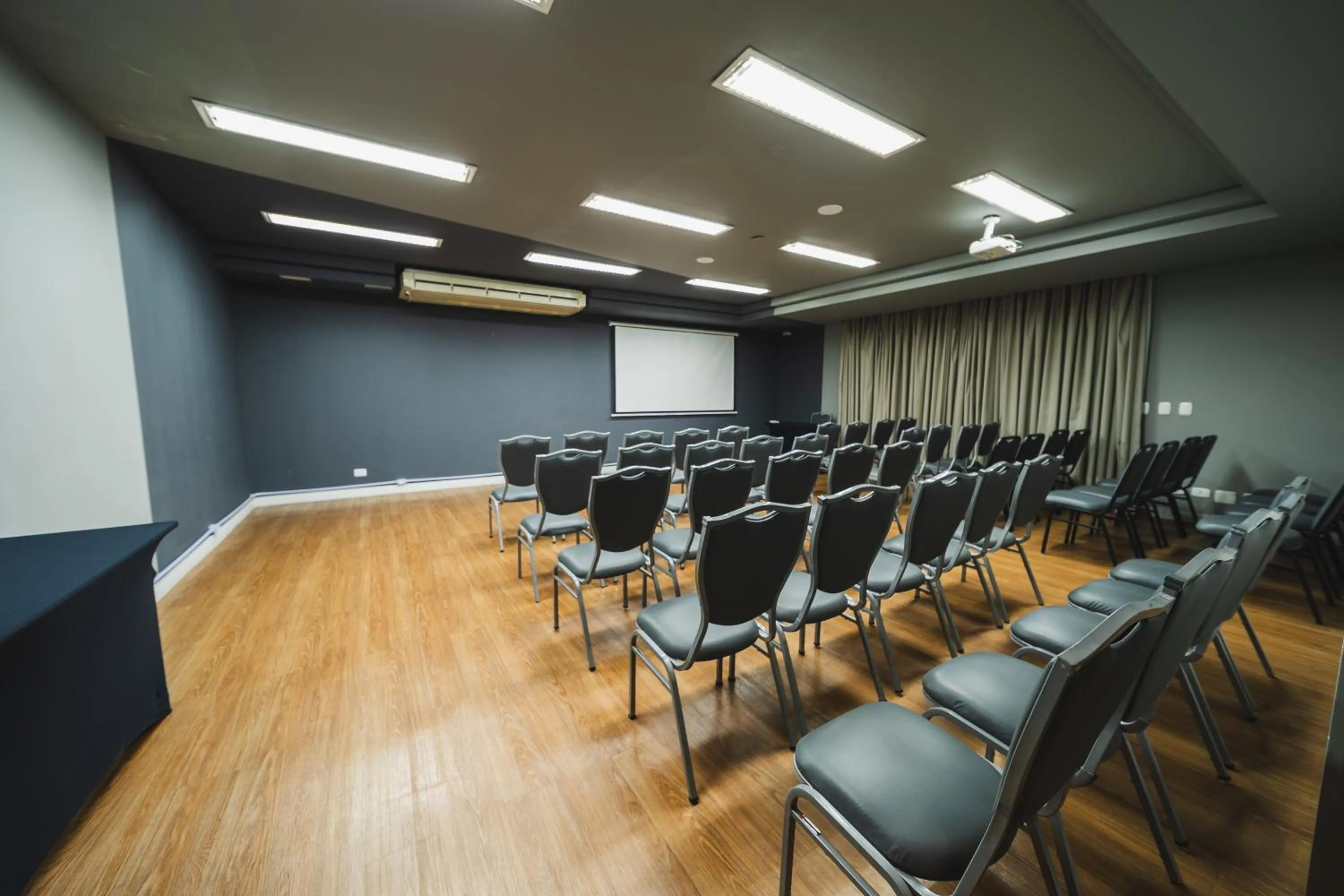 Meeting/conference room in Hotel Cassino Tower Curitiba Aeroporto By Nacional Inn