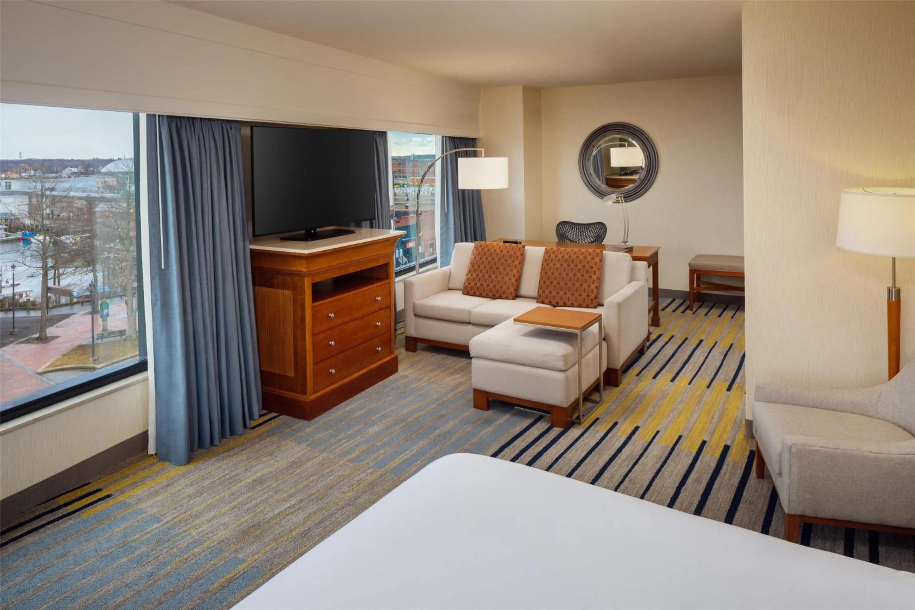 Living room, Bed in Hilton Garden Inn Portland Downtown Waterfront