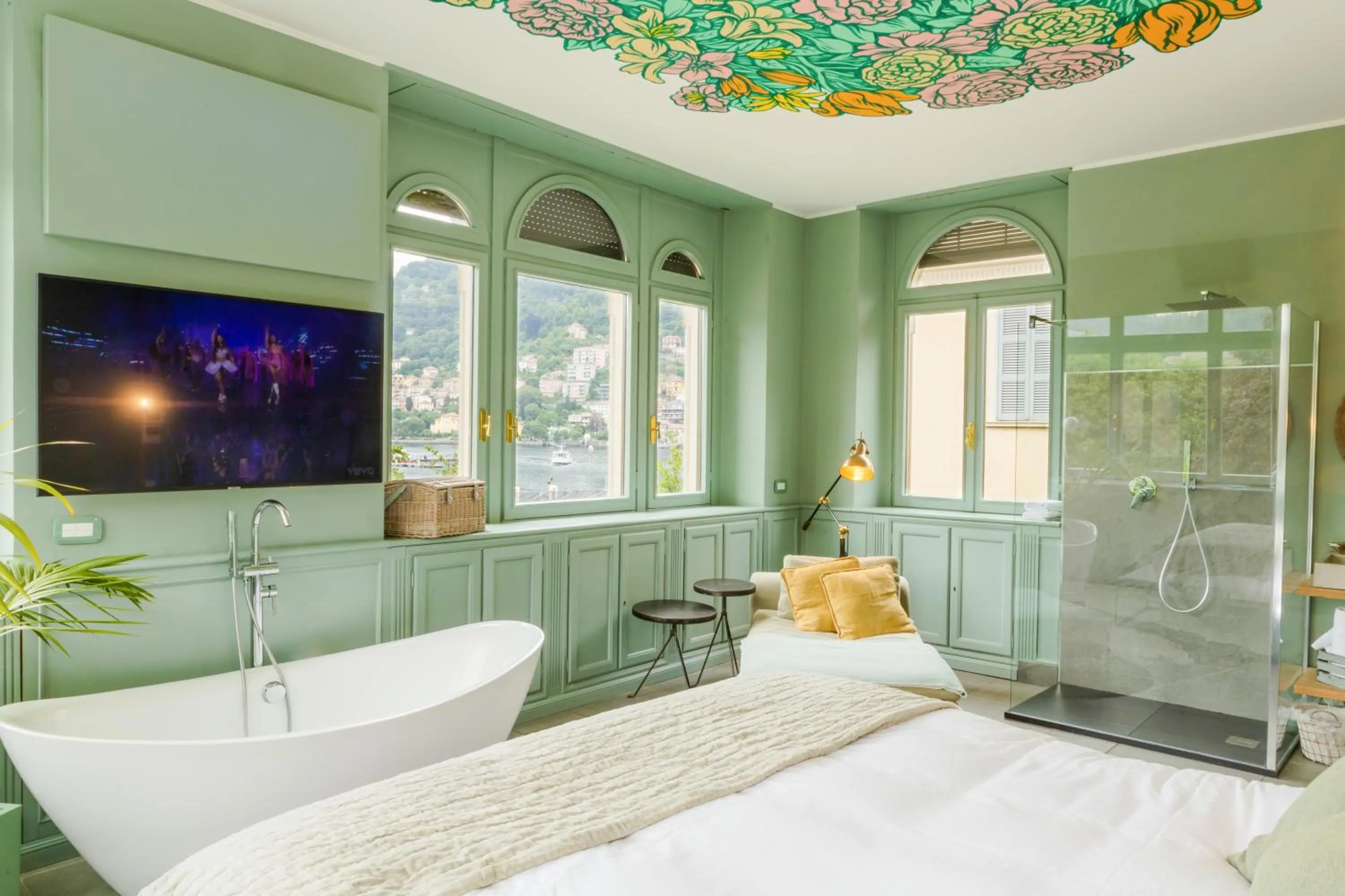 Shower, Bed in Bello!Lake Como Suites