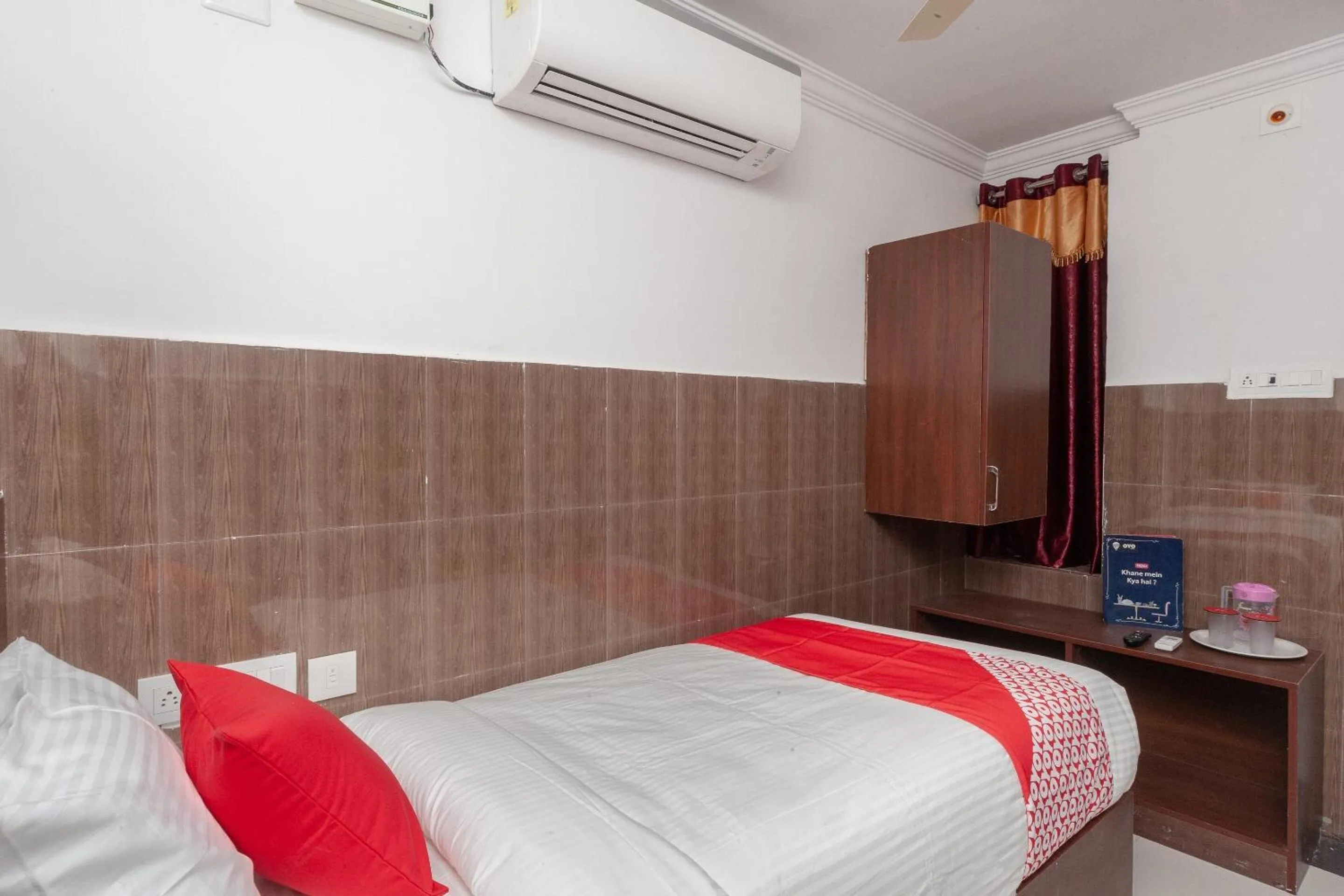 Bedroom, Bed in Capital O Srinivasa Residency