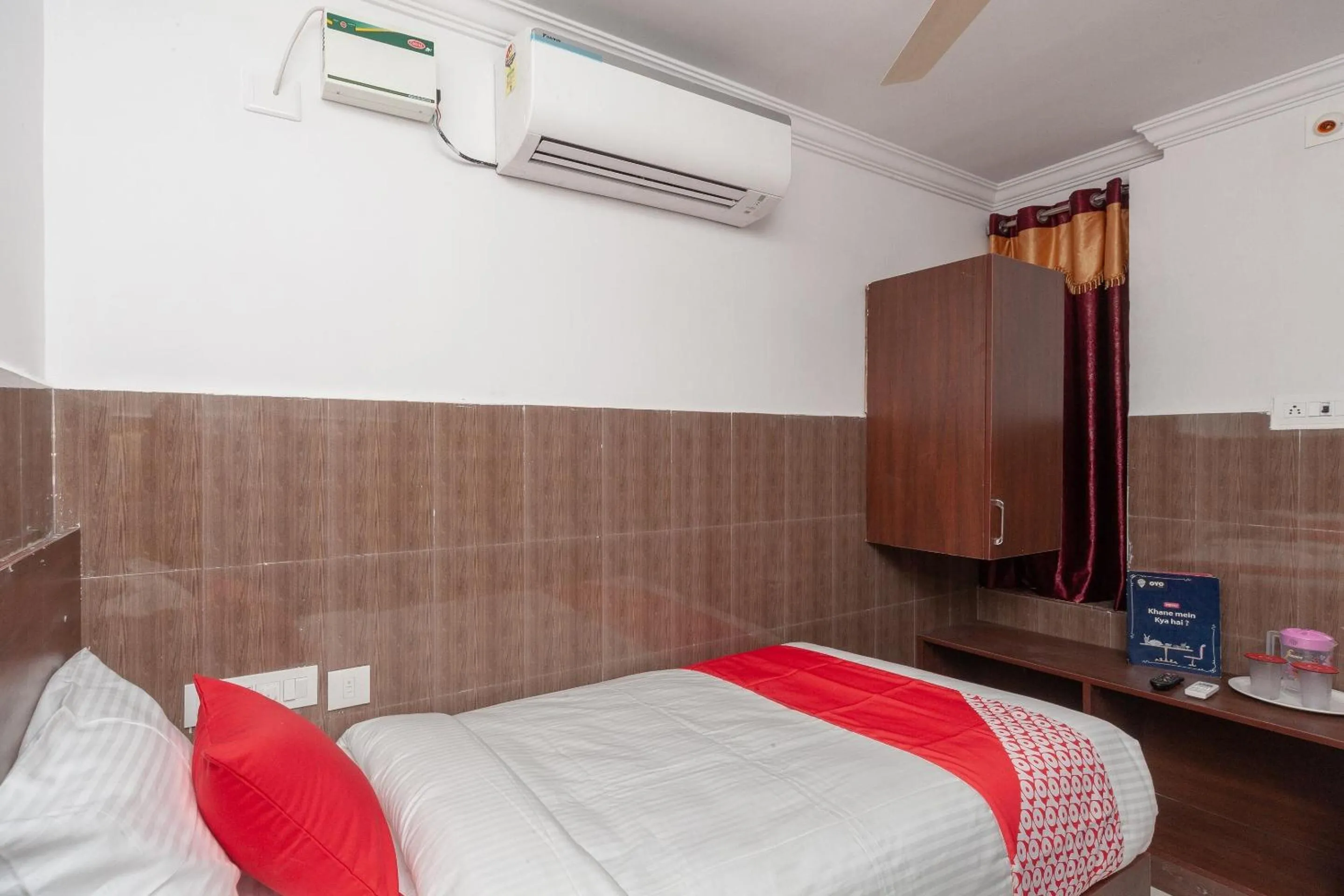 Bedroom, Bed in Capital O Srinivasa Residency