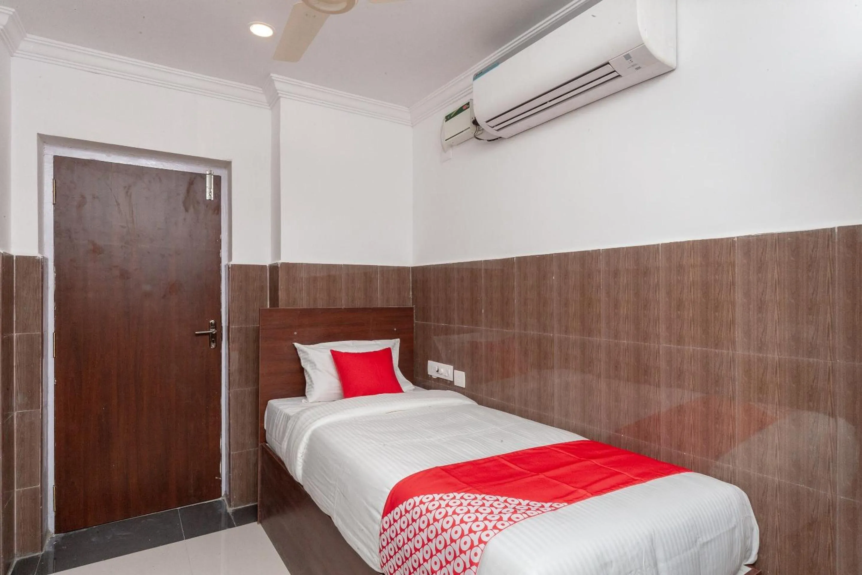 Bedroom, Bed in Capital O Srinivasa Residency