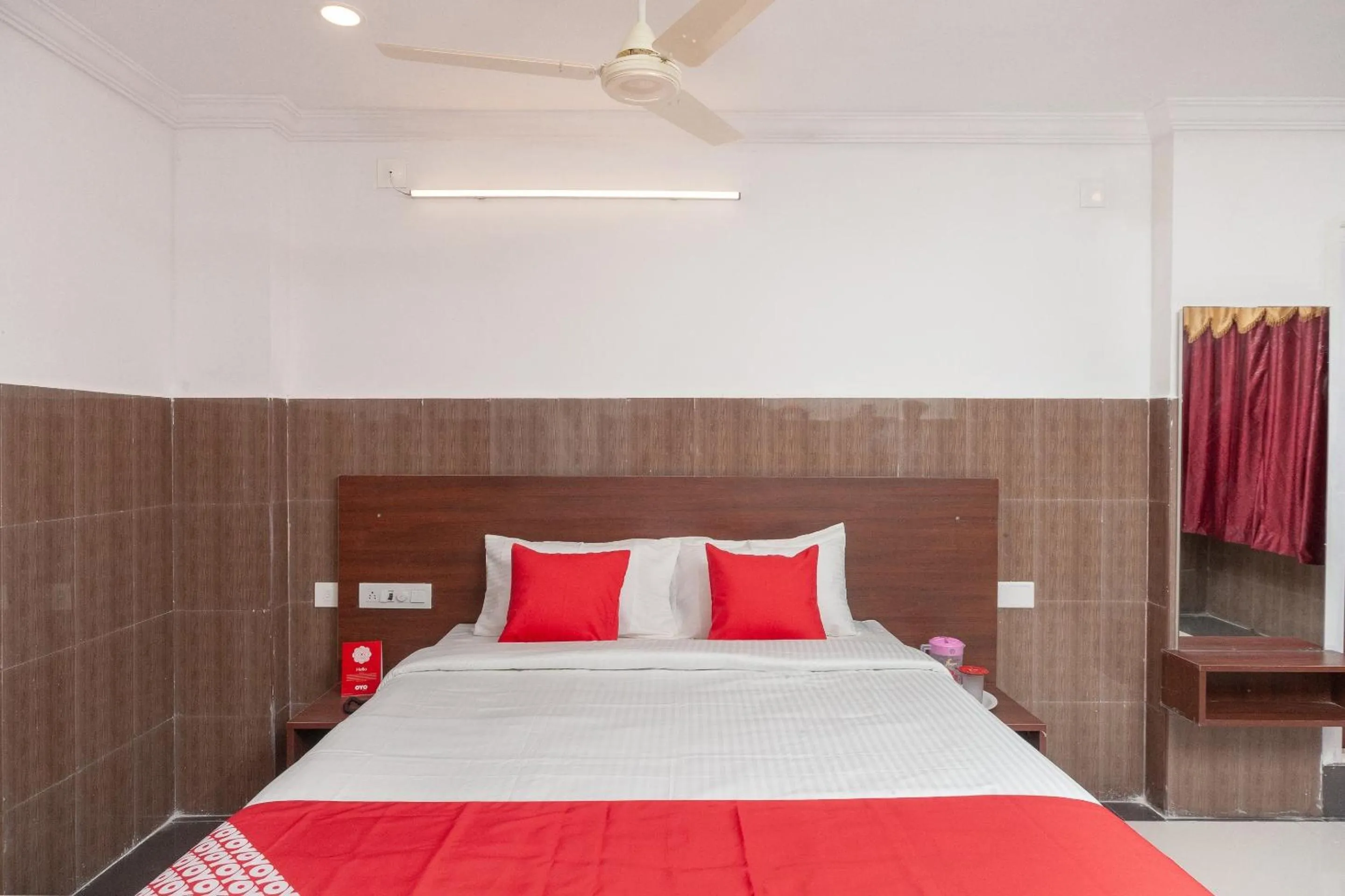 Bedroom, Bed in Capital O Srinivasa Residency