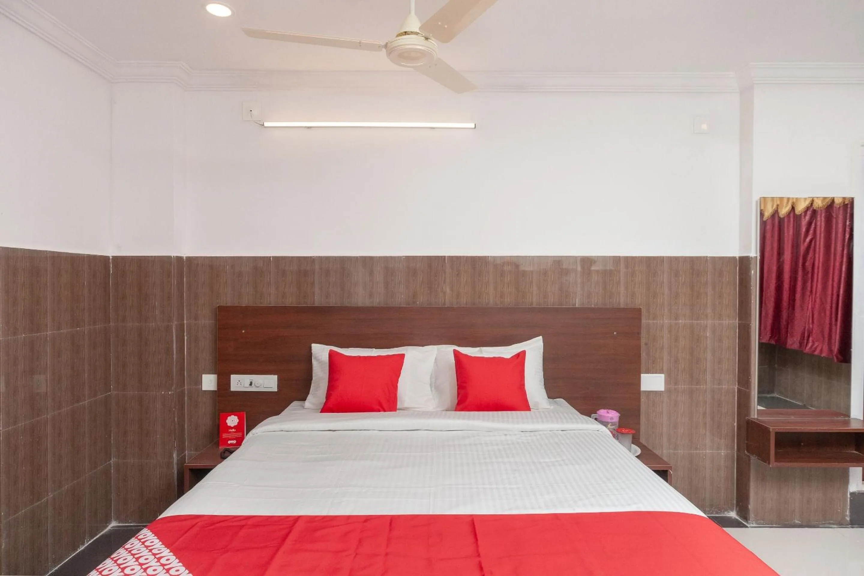 Bedroom, Bed in Capital O Srinivasa Residency