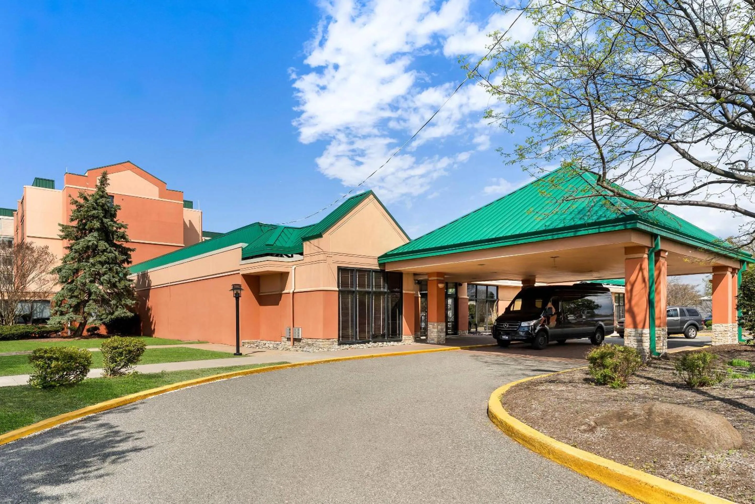 Property building in Quality Hotel Philadelphia Airport