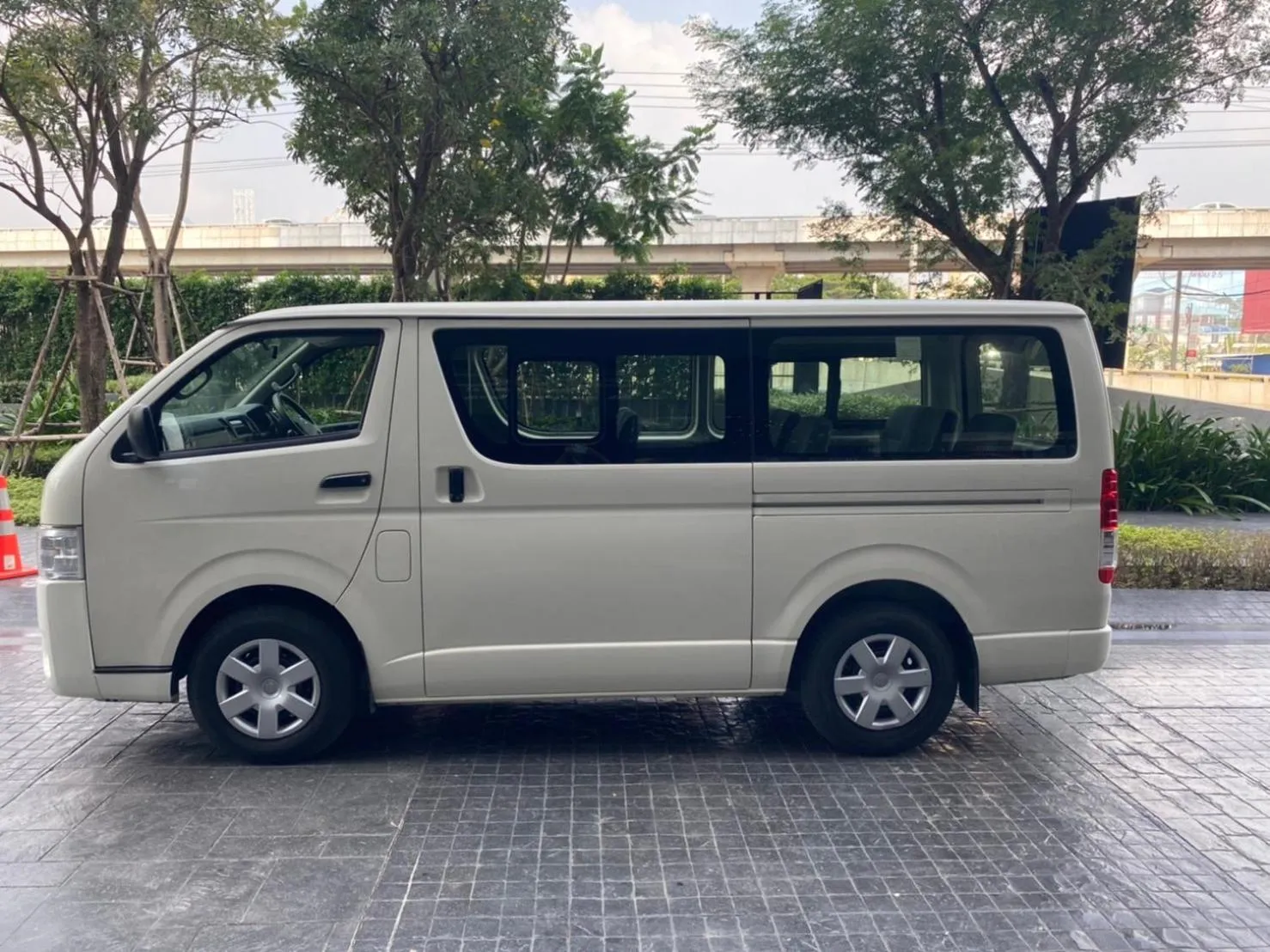 Property building in Q-Box Hotel Bangkok Blossom (SHA Plus)