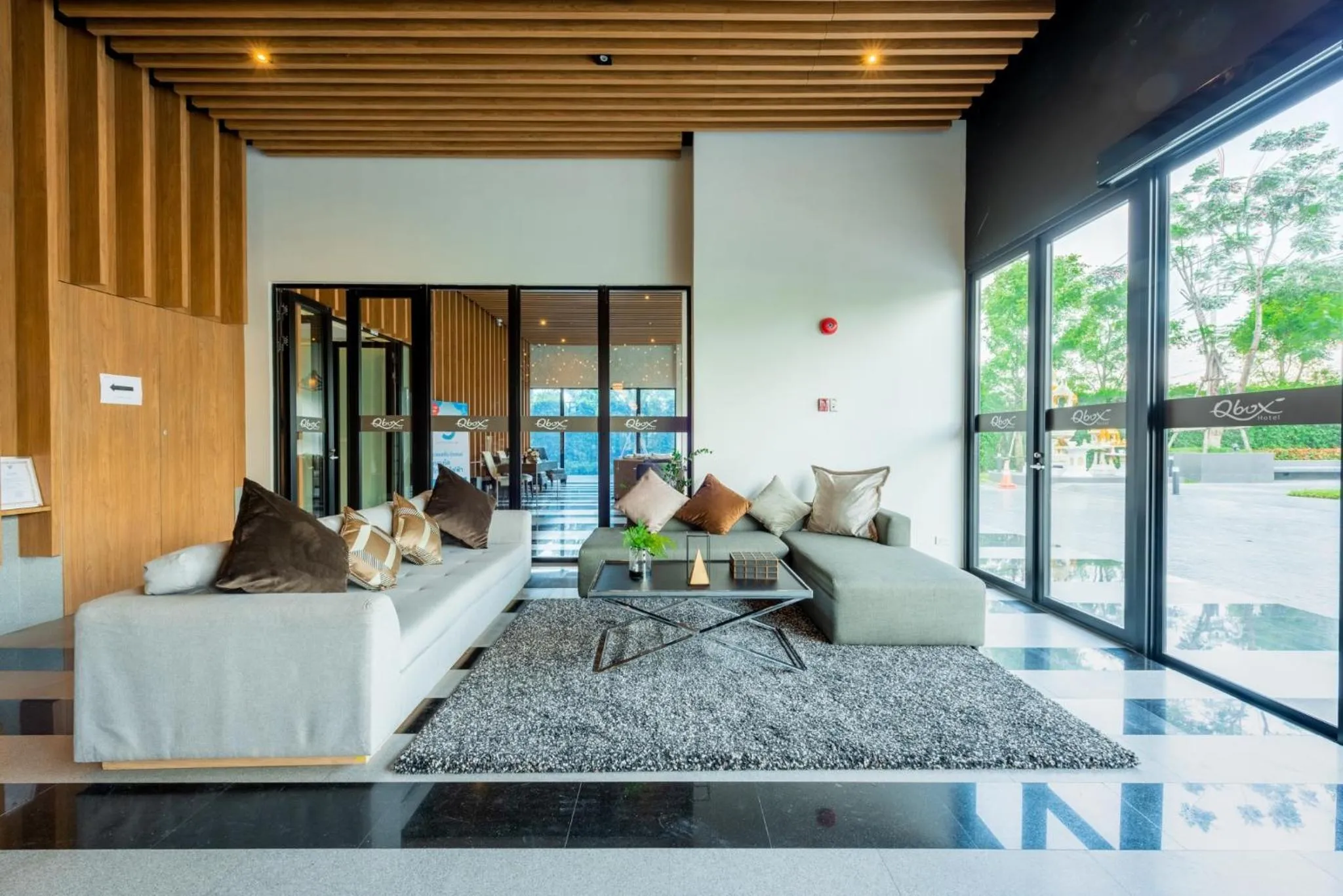 Seating area in SureStay by Best Western Bangkok Ramintra