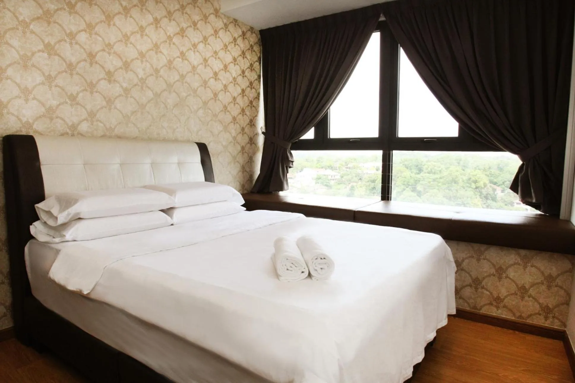 Bed in Country garden danga bay ,bay point