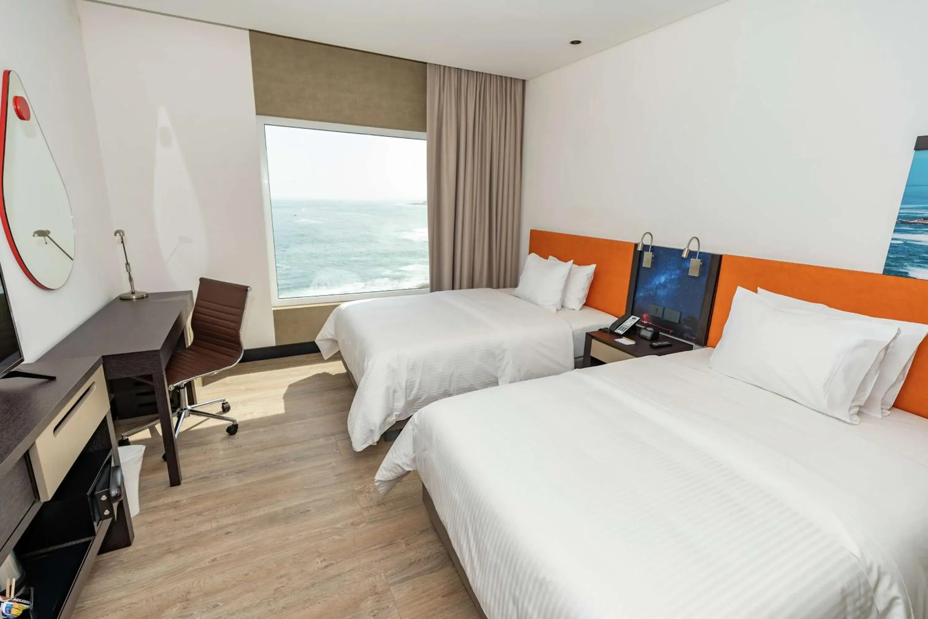 Twin Room with Roll-In Shower - Mobility Access/Non-Smoking in Hampton By Hilton Antofagasta Twin Room with Roll-In Shower - Mobility Access/Non-Smoking in Hampton By Hilton Antofagasta
