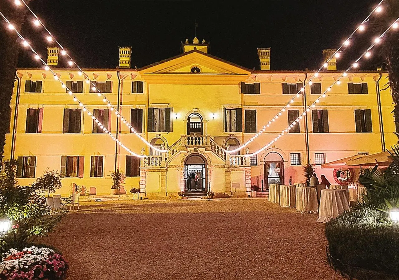 Facade/entrance in Hotel Villa Cariola