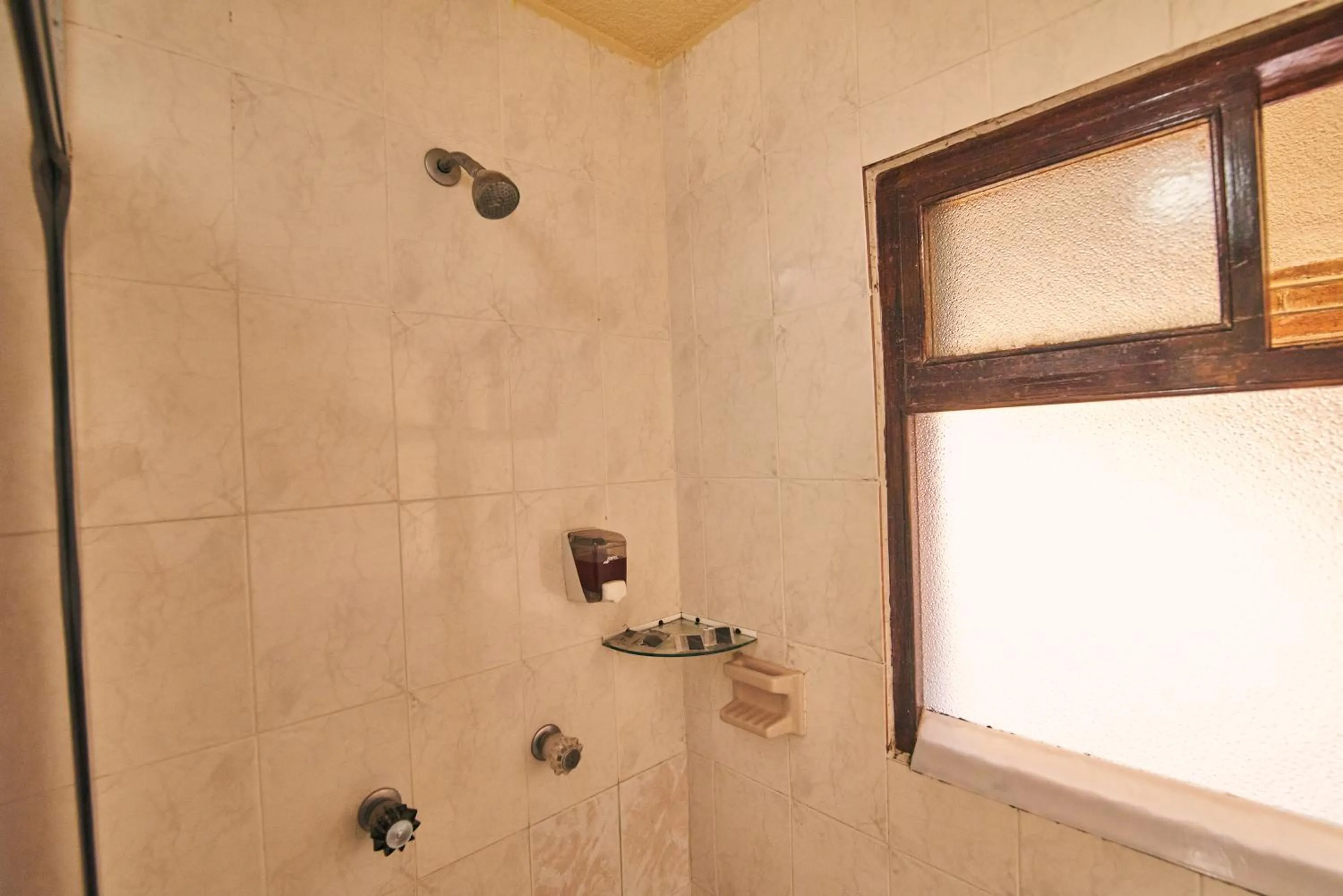 Shower in Hotel Palacio de Moctezuma