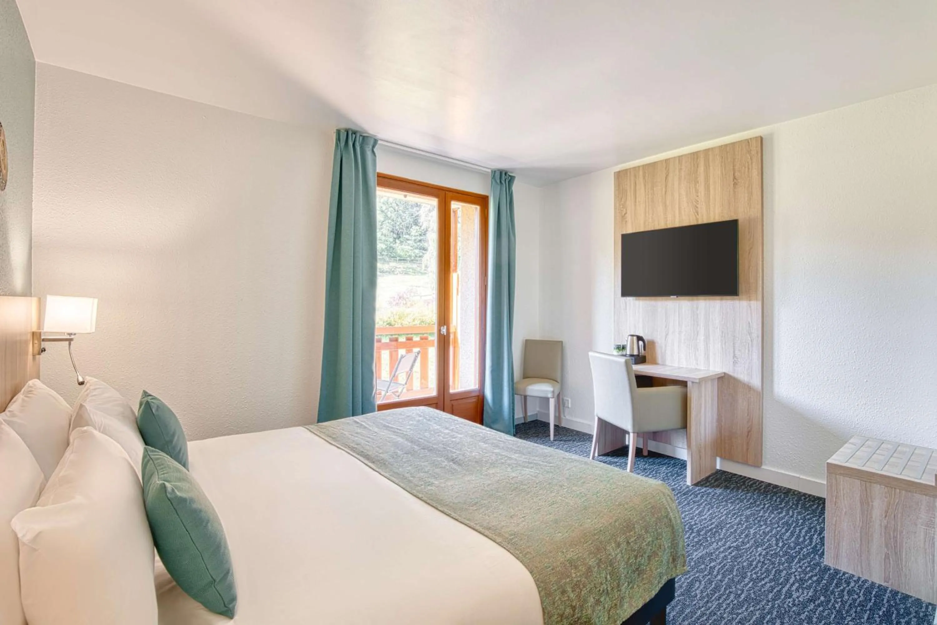 TV and multimedia, Bed in Les Hameaux De Lozere Sure Hotel Collection by Best Western