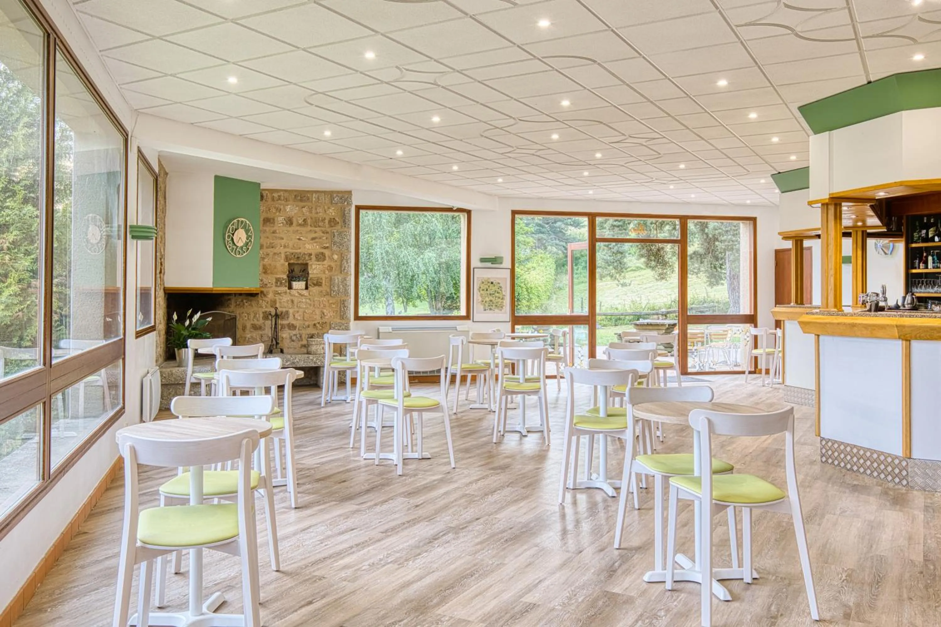 Lounge or bar in Les Hameaux De Lozere Sure Hotel Collection by Best Western