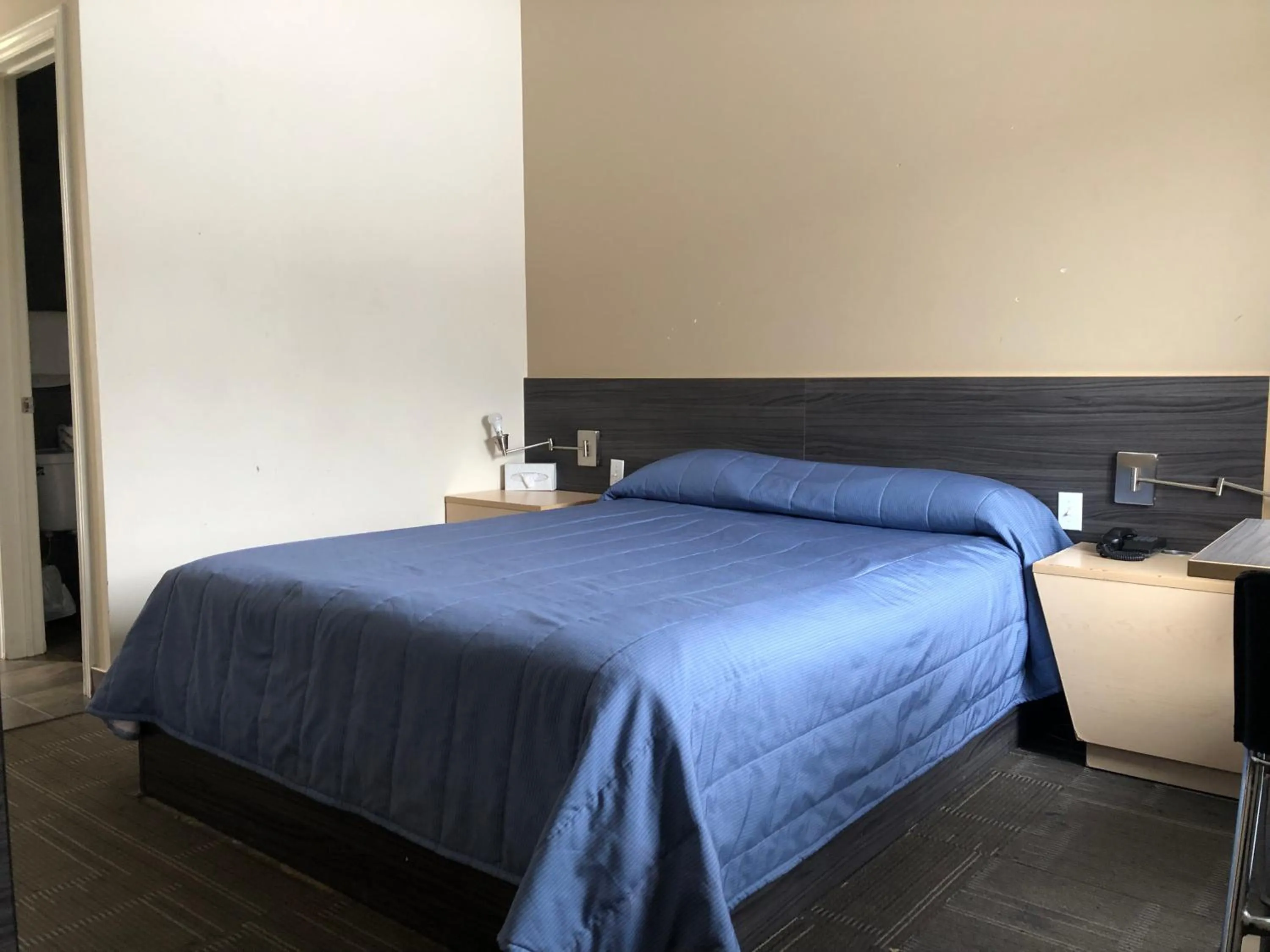 Bedroom, Bed in Motel Falcon