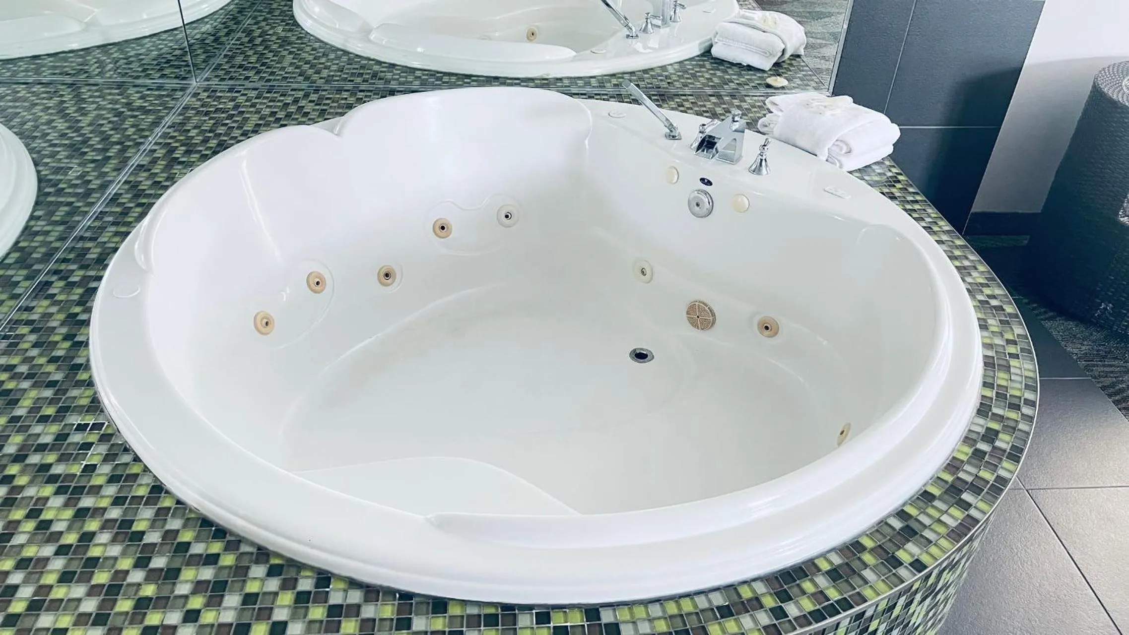 Bath in Motel Falcon