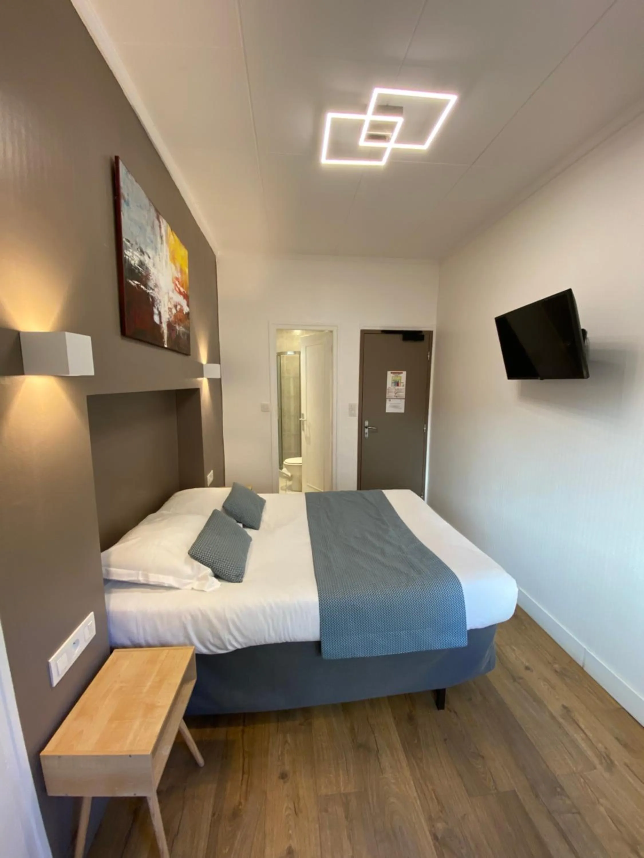 Photo of the whole room, Bed in Lyo Hôtel - Centre Lyon Perrache