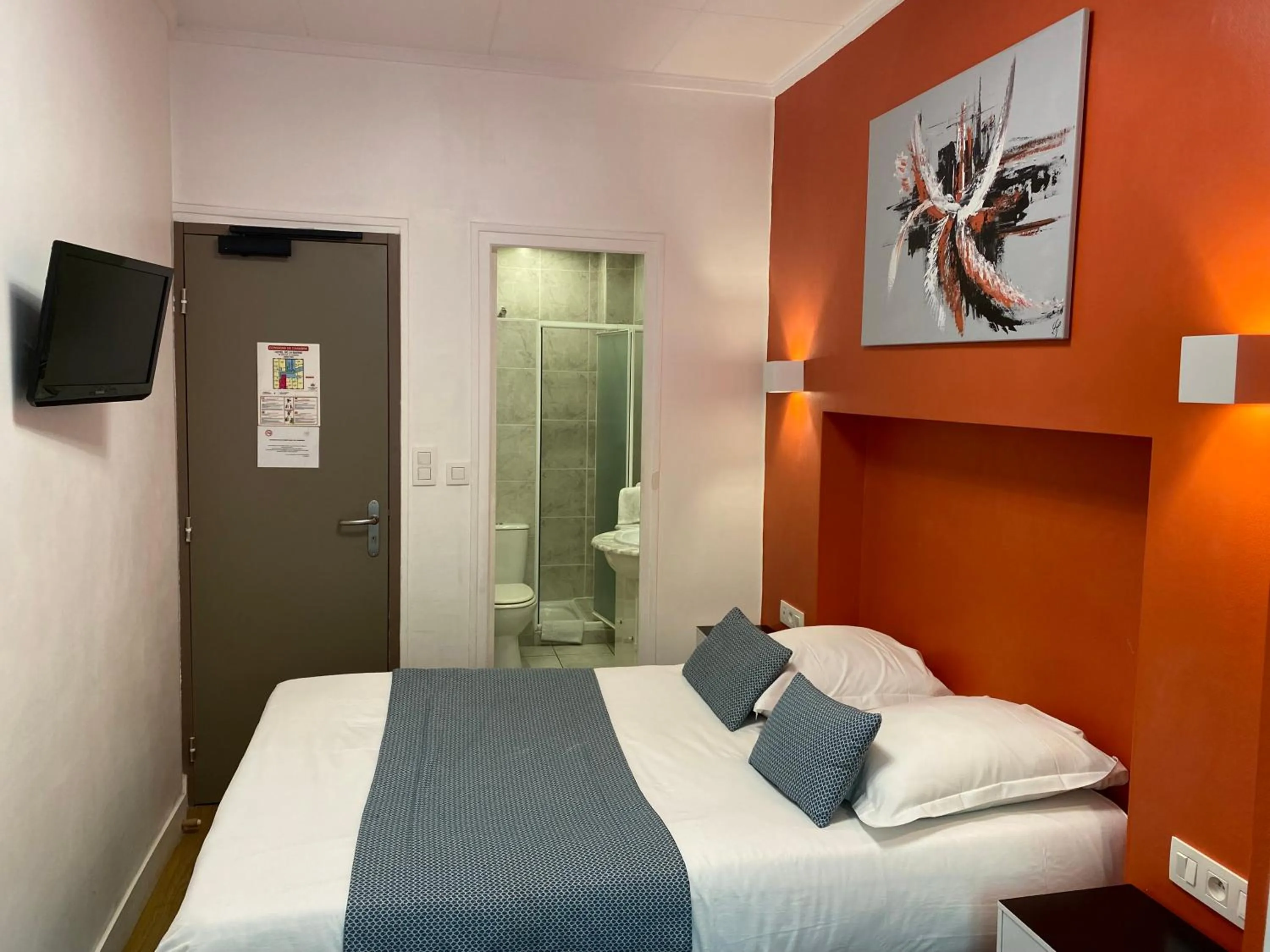 Photo of the whole room, Bed in Lyo Hôtel - Centre Lyon Perrache