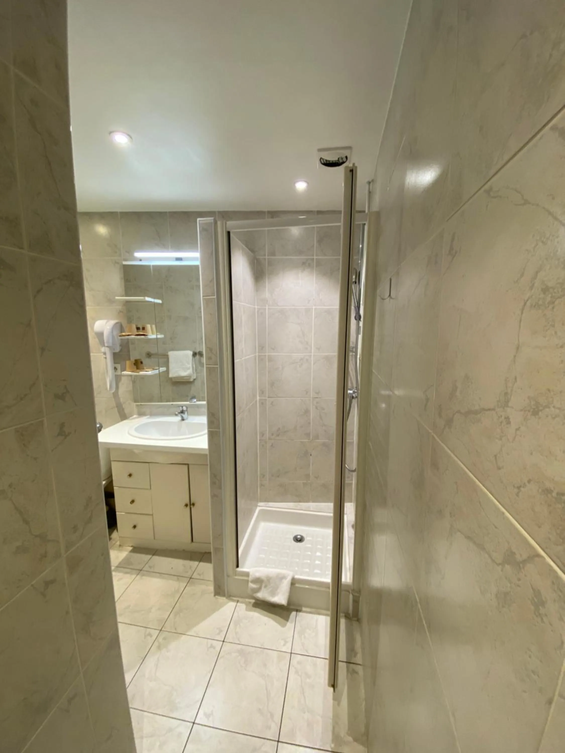 Bathroom in Lyo Hôtel - Centre Lyon Perrache