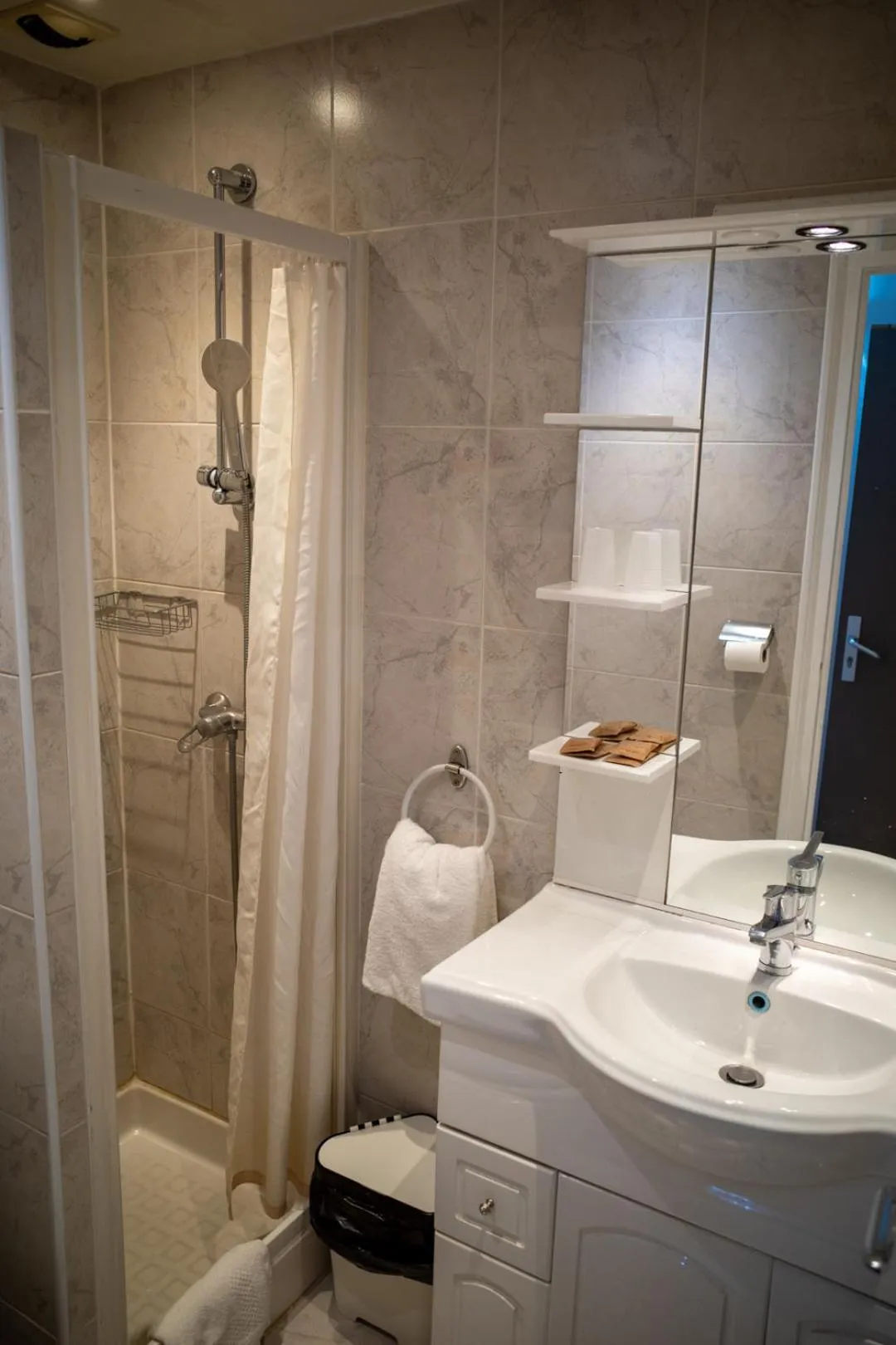 Shower in Lyo Hôtel - Centre Lyon Perrache