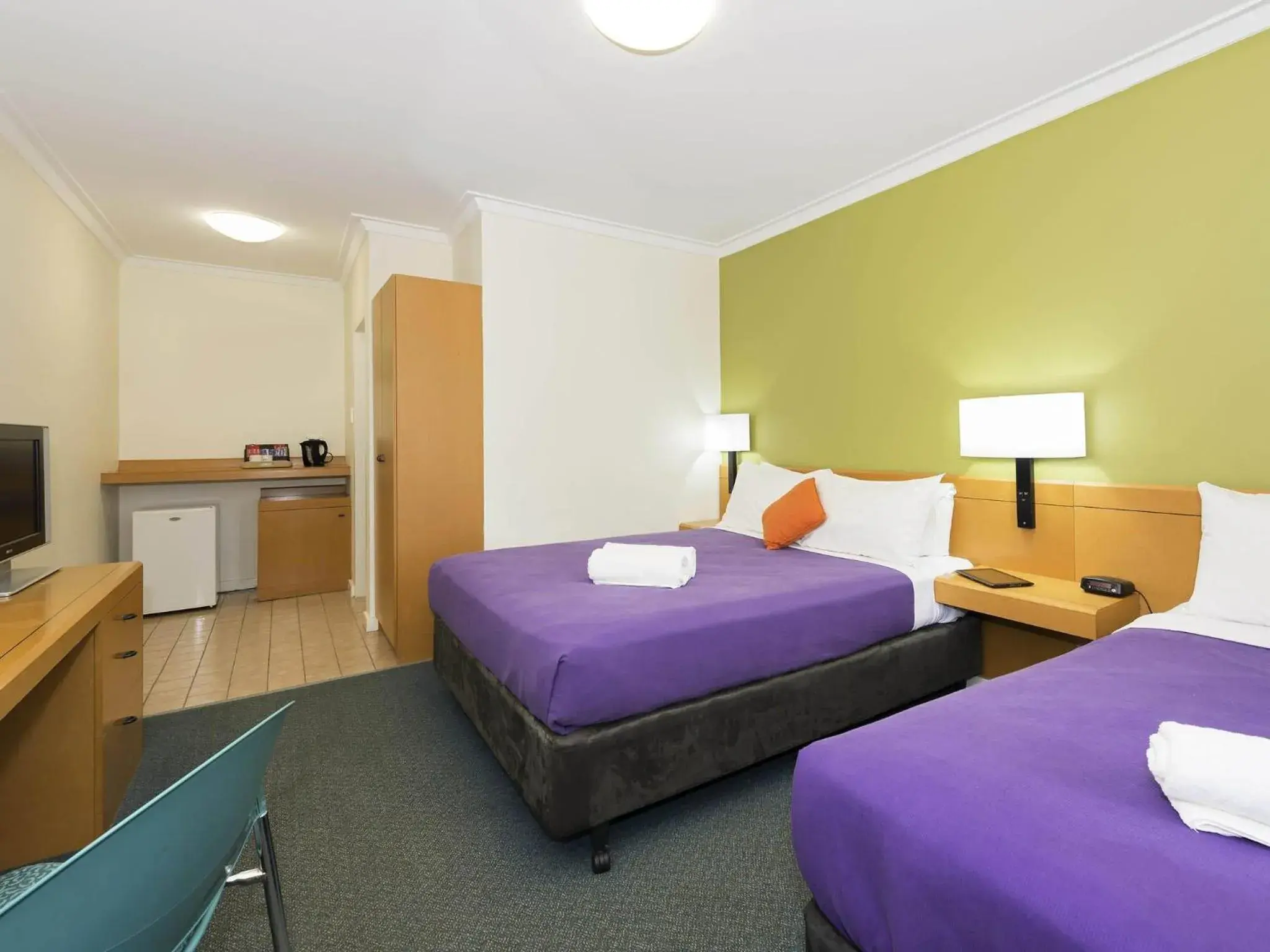 Standard Room with One Queen Bed and Two Single Beds in ibis Styles Geraldton Standard Room with One Queen Bed and Two Single Beds in ibis Styles Geraldton