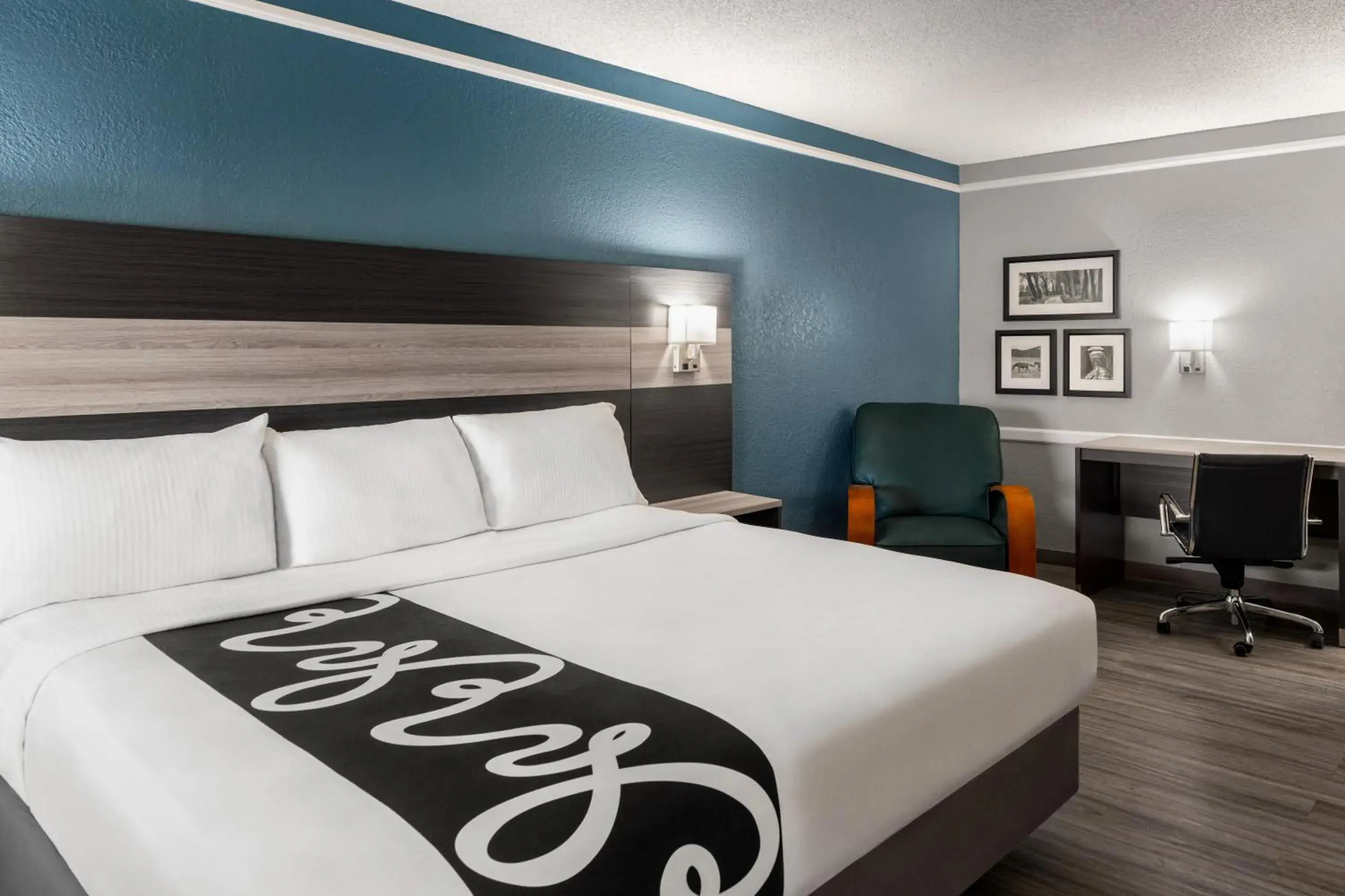 1 King Bed, Mobility/Hearing Accessible Room, Bathtub w/ Grab Bars, Non-Smoking in La Quinta Inn by Wyndham Victoria 1 King Bed, Mobility/Hearing Accessible Room, Bathtub w/ Grab Bars, Non-Smoking in La Quinta Inn by Wyndham Victoria