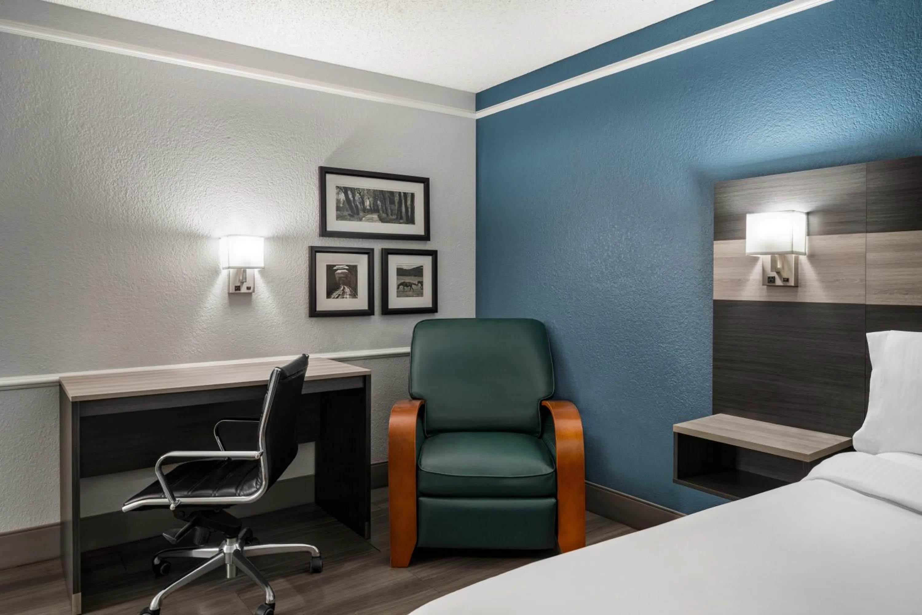 Seating area, Bed in La Quinta Inn by Wyndham Victoria