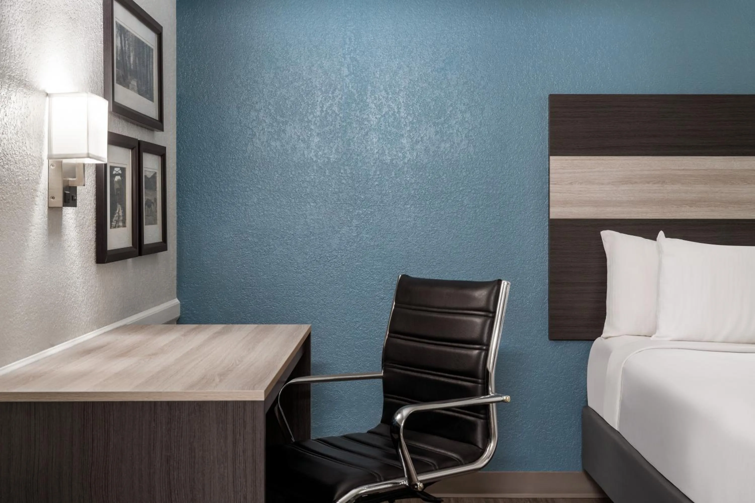 Seating area, Bed in La Quinta Inn by Wyndham Victoria