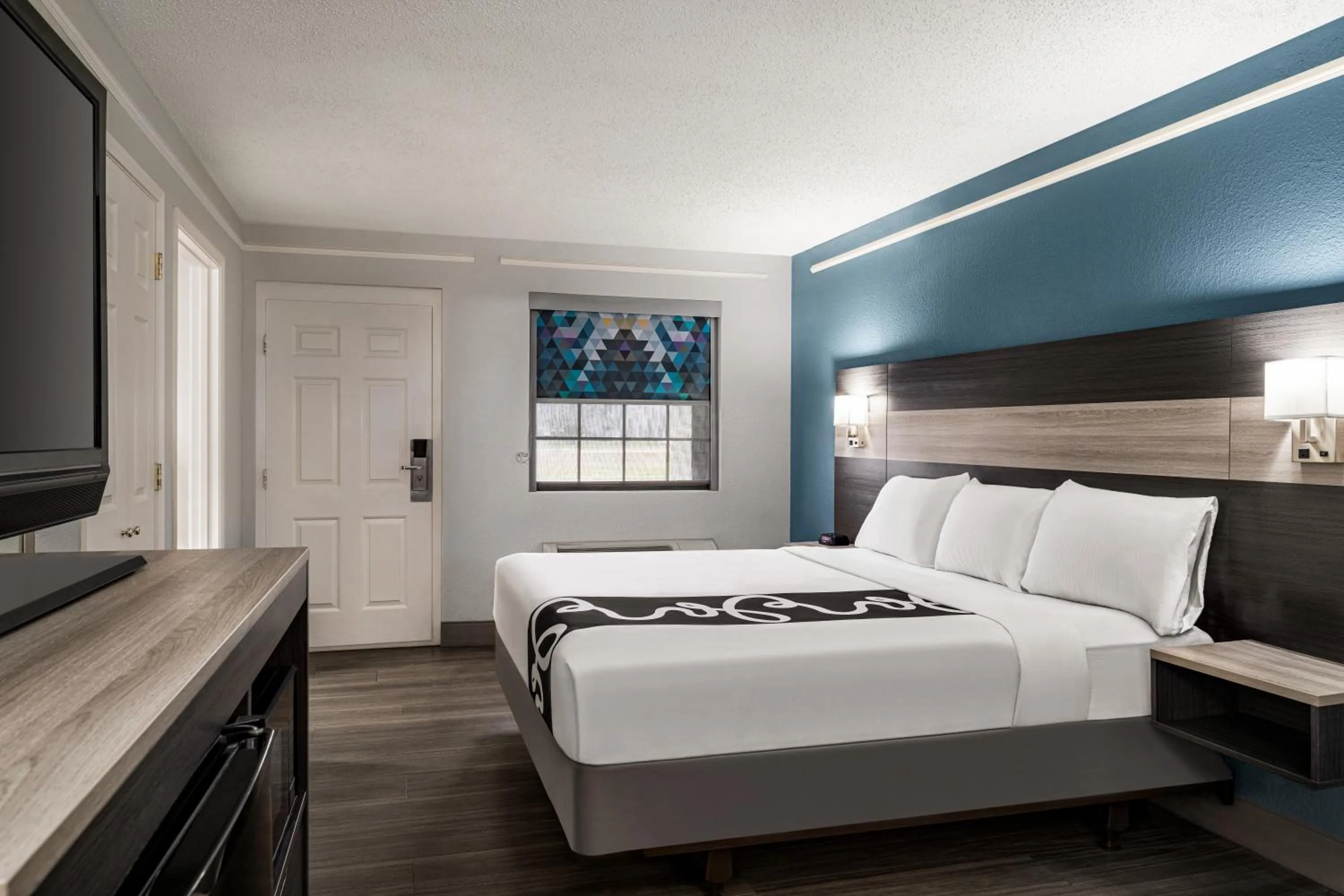 Bedroom, Bed in La Quinta Inn by Wyndham Victoria