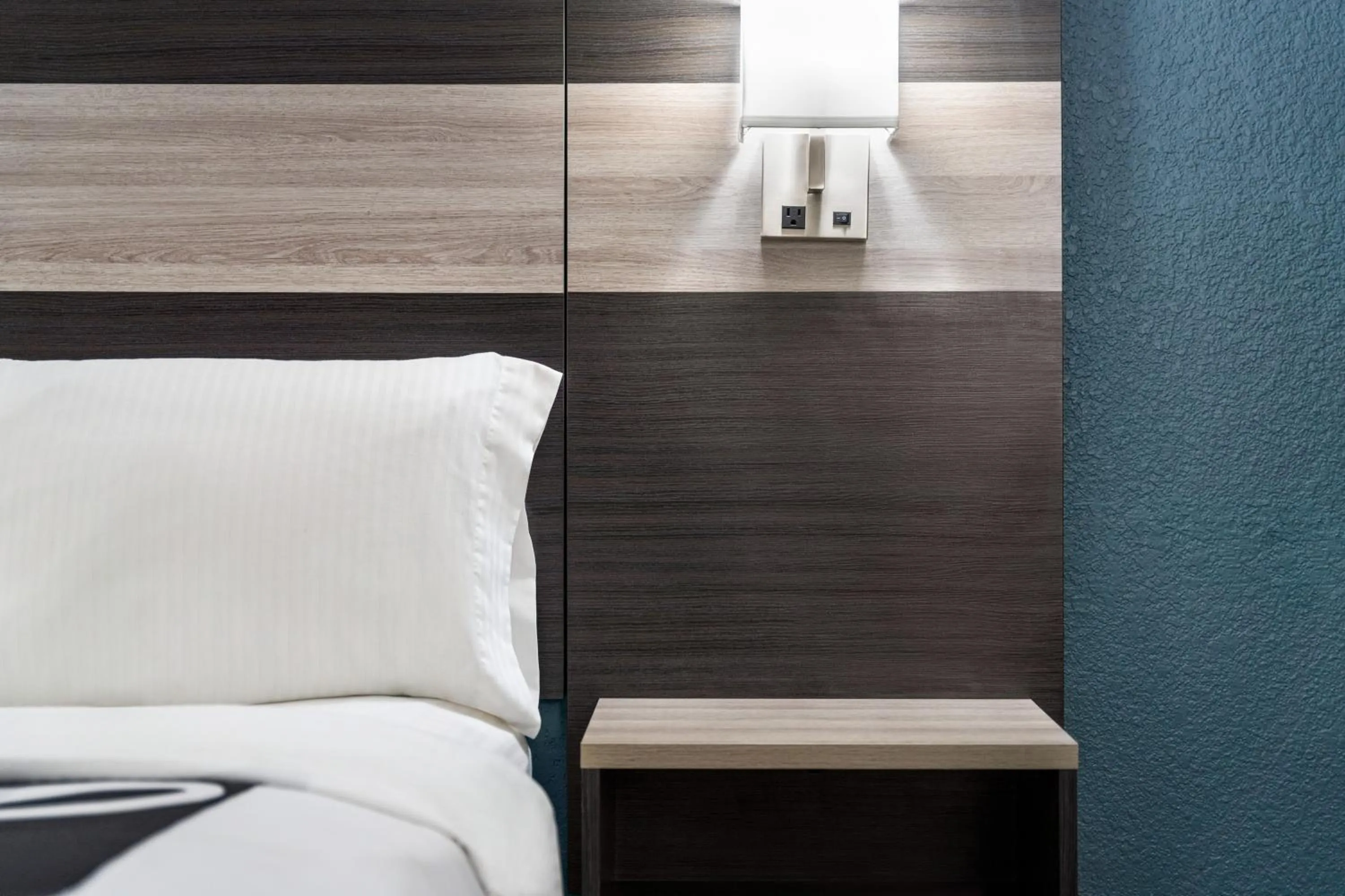 Bedroom, Bed in La Quinta Inn by Wyndham Victoria