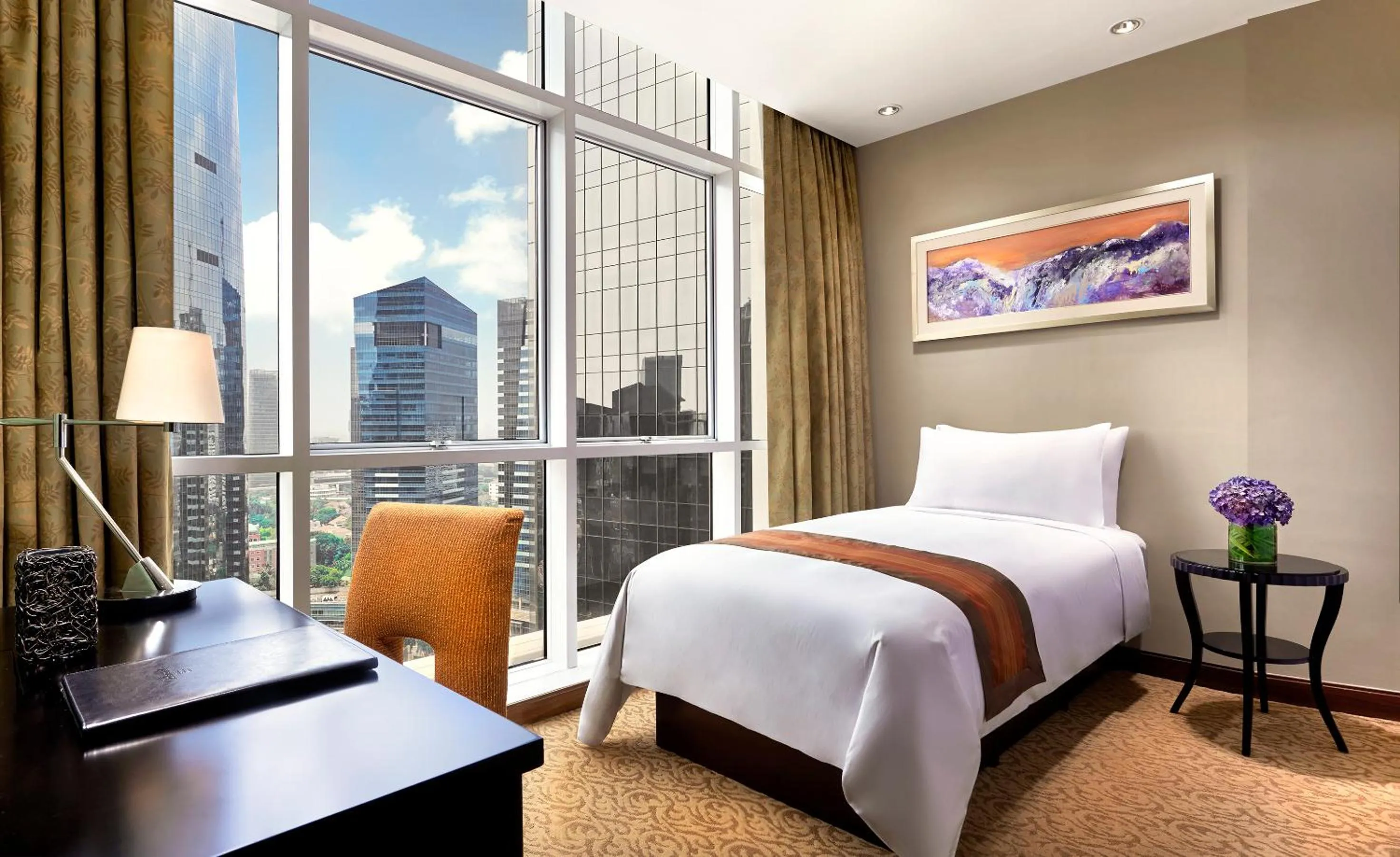 Bedroom, Bed in Oakwood Premier Cozmo Jakarta