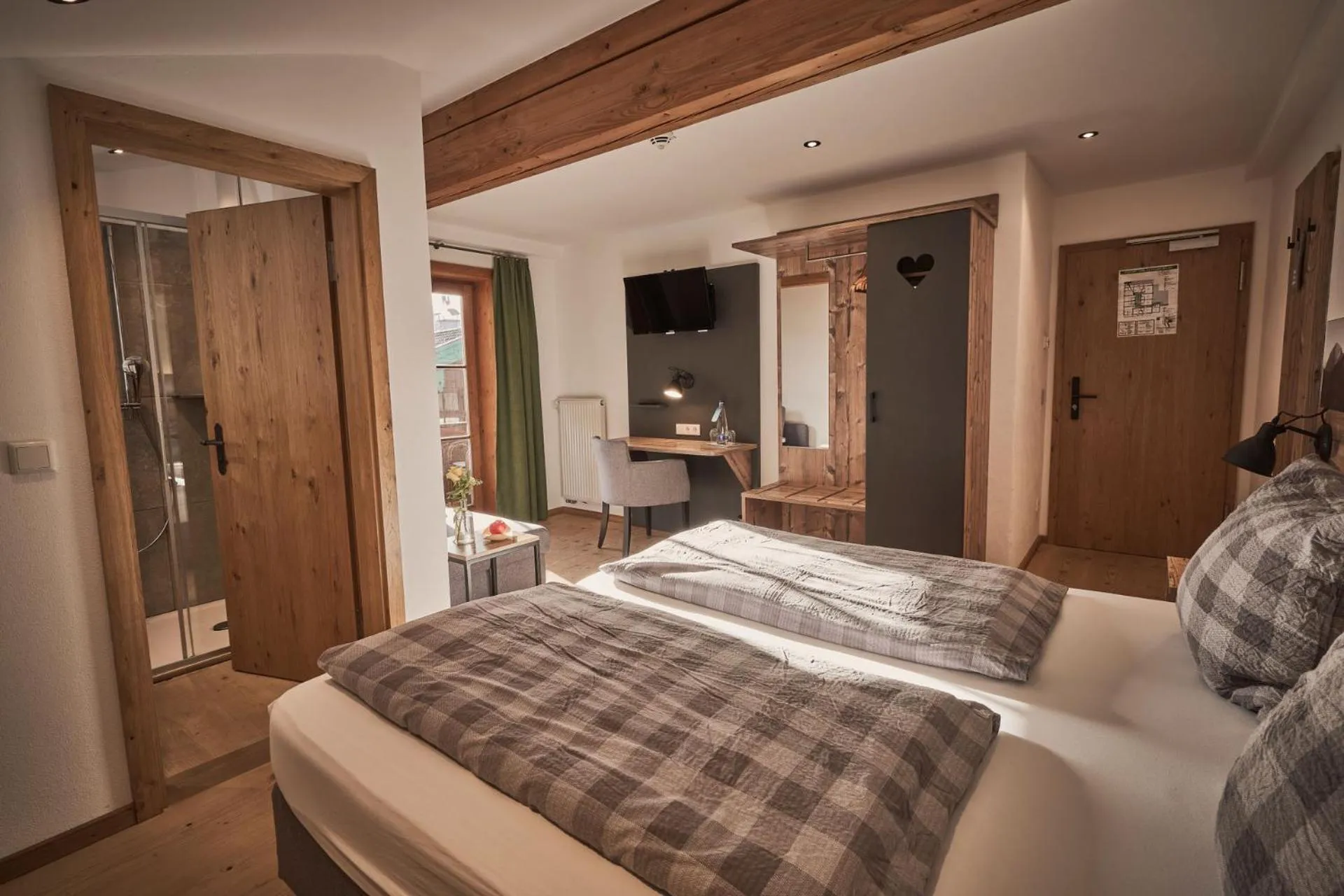 Photo of the whole room, Bed in Rait´ner Wirt