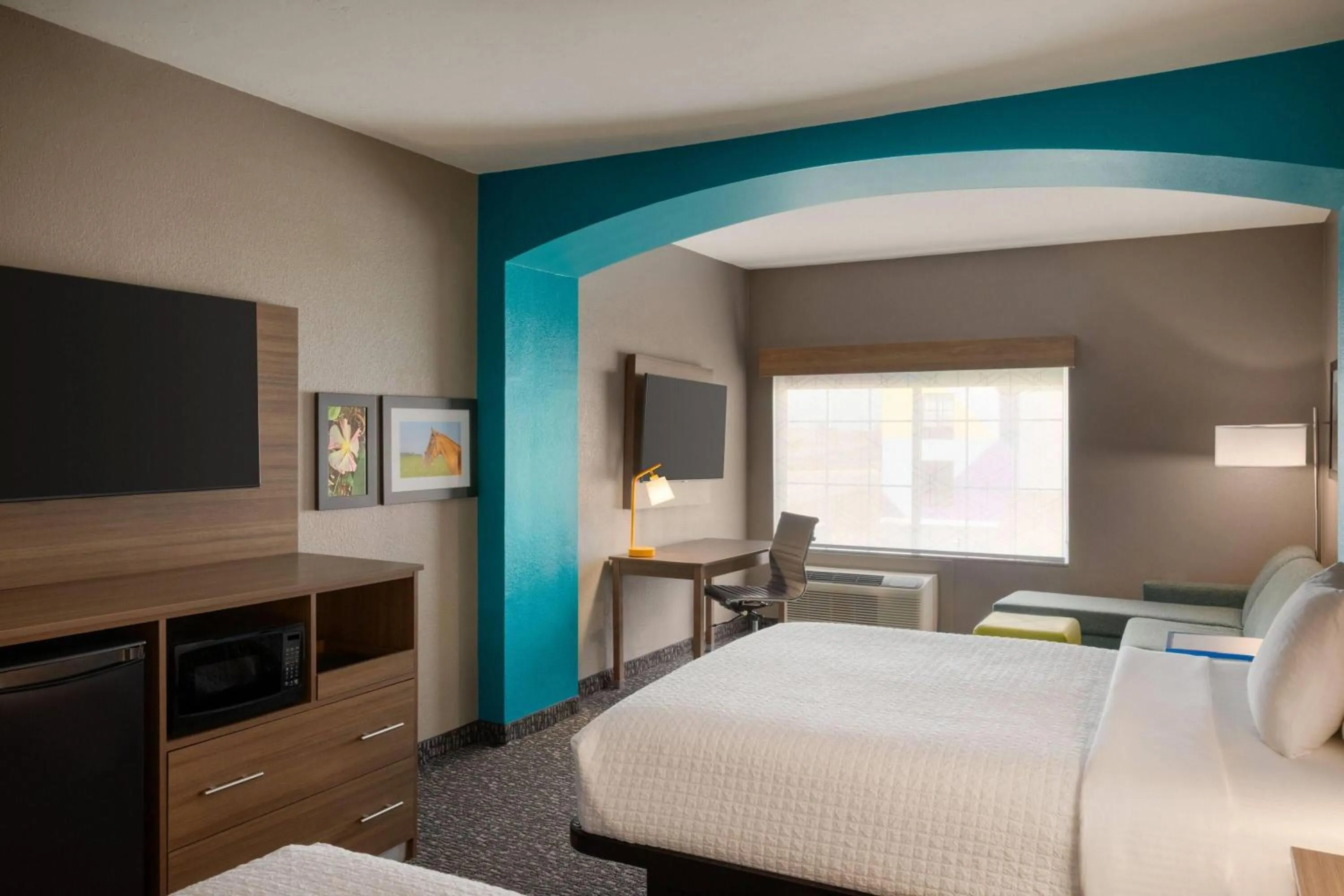 Photo of the whole room, Bed in La Quinta by Wyndham Shawnee