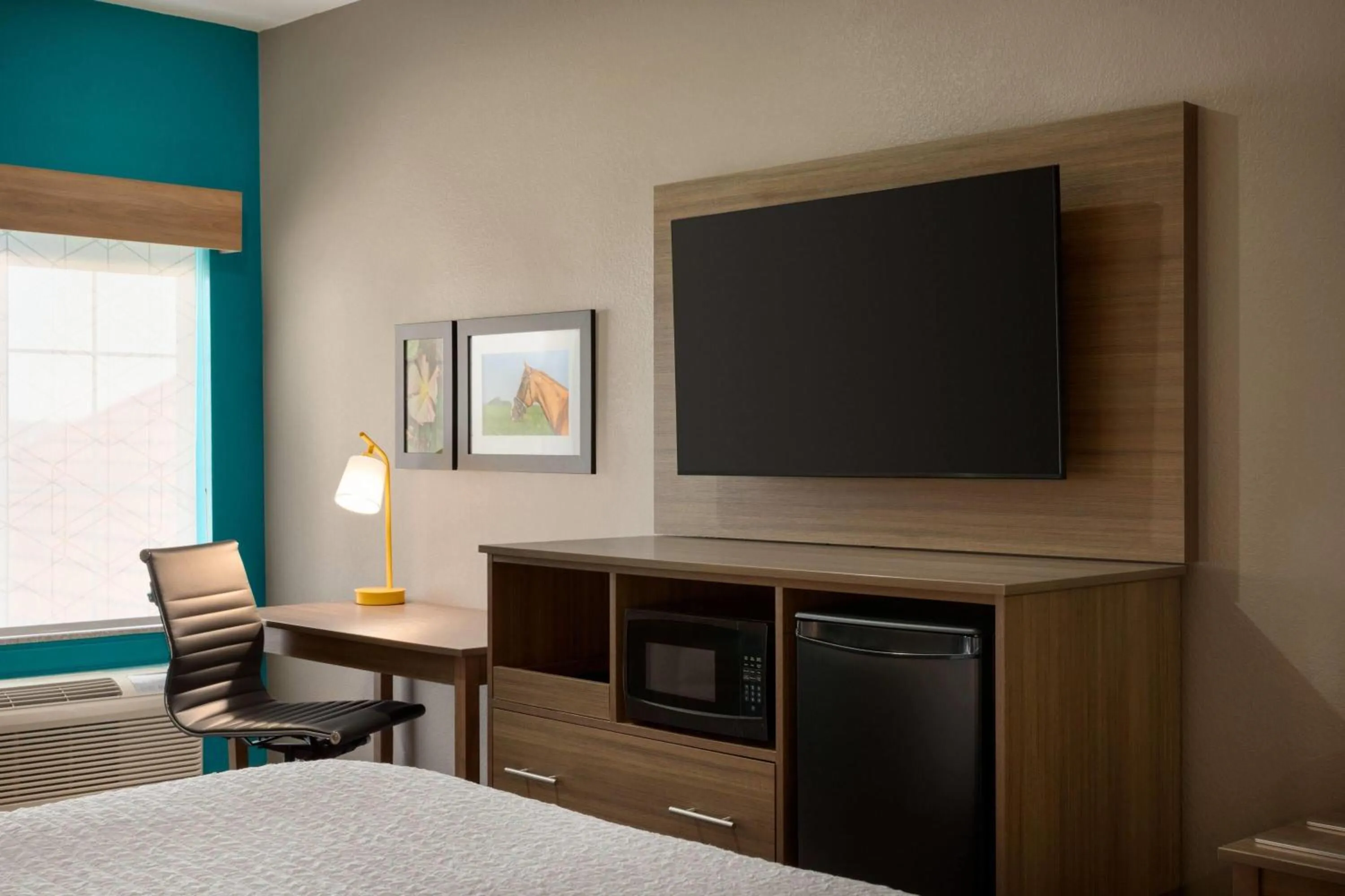 Photo of the whole room, Bed in La Quinta by Wyndham Shawnee