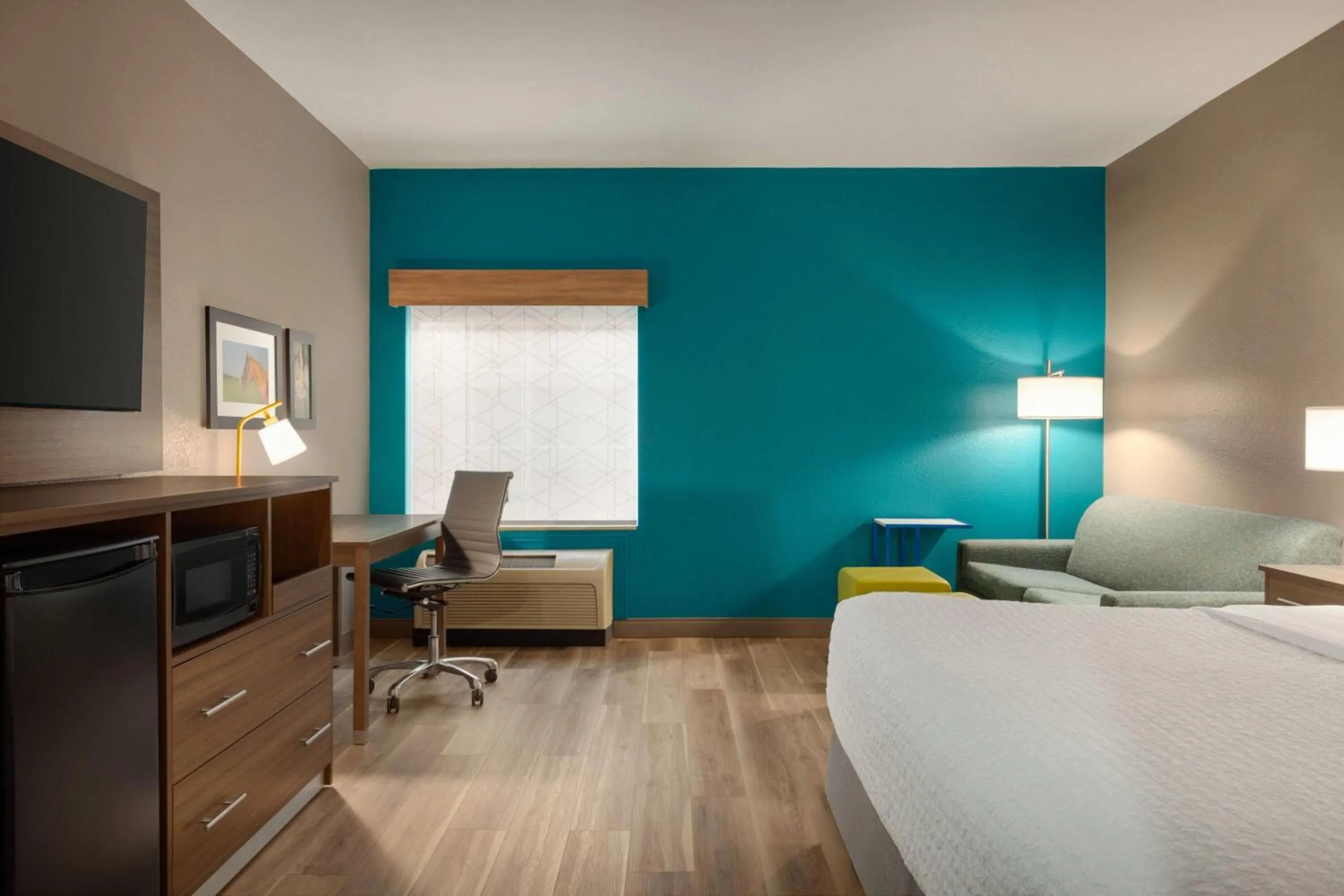 Photo of the whole room, Bed in La Quinta by Wyndham Shawnee