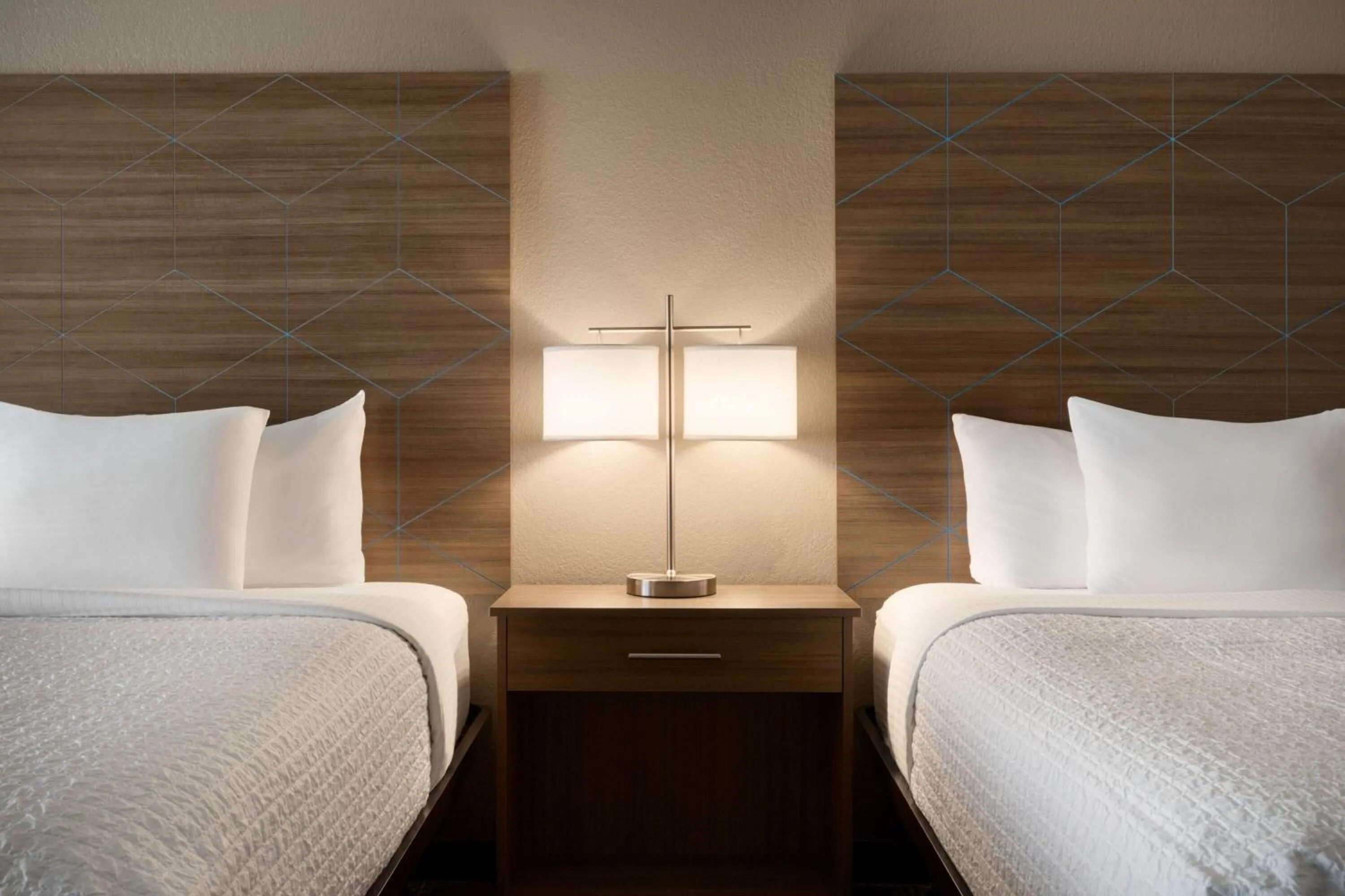 Photo of the whole room, Bed in La Quinta by Wyndham Shawnee