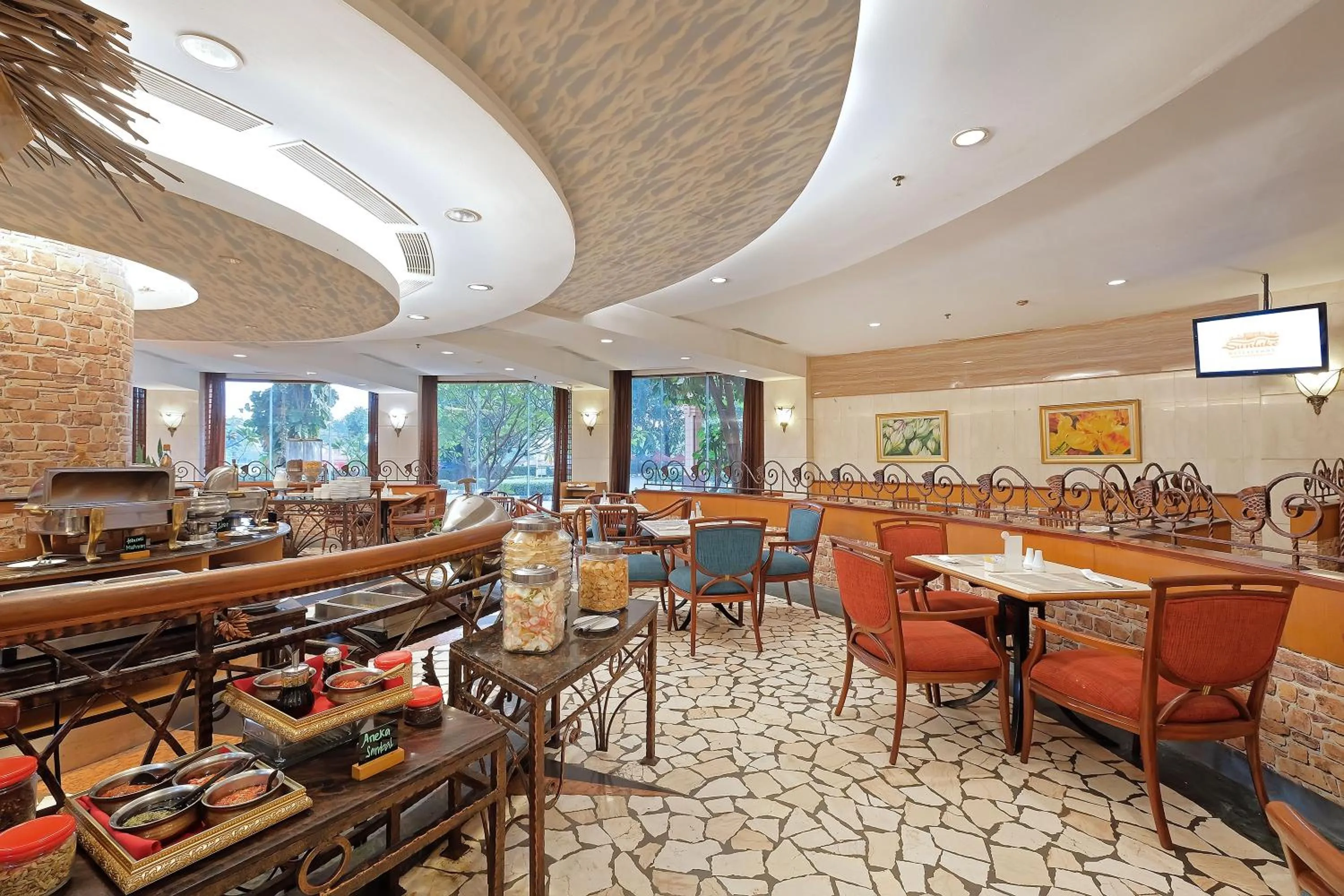 Restaurant/places to eat in Sunlake Waterfront Resort & Convention