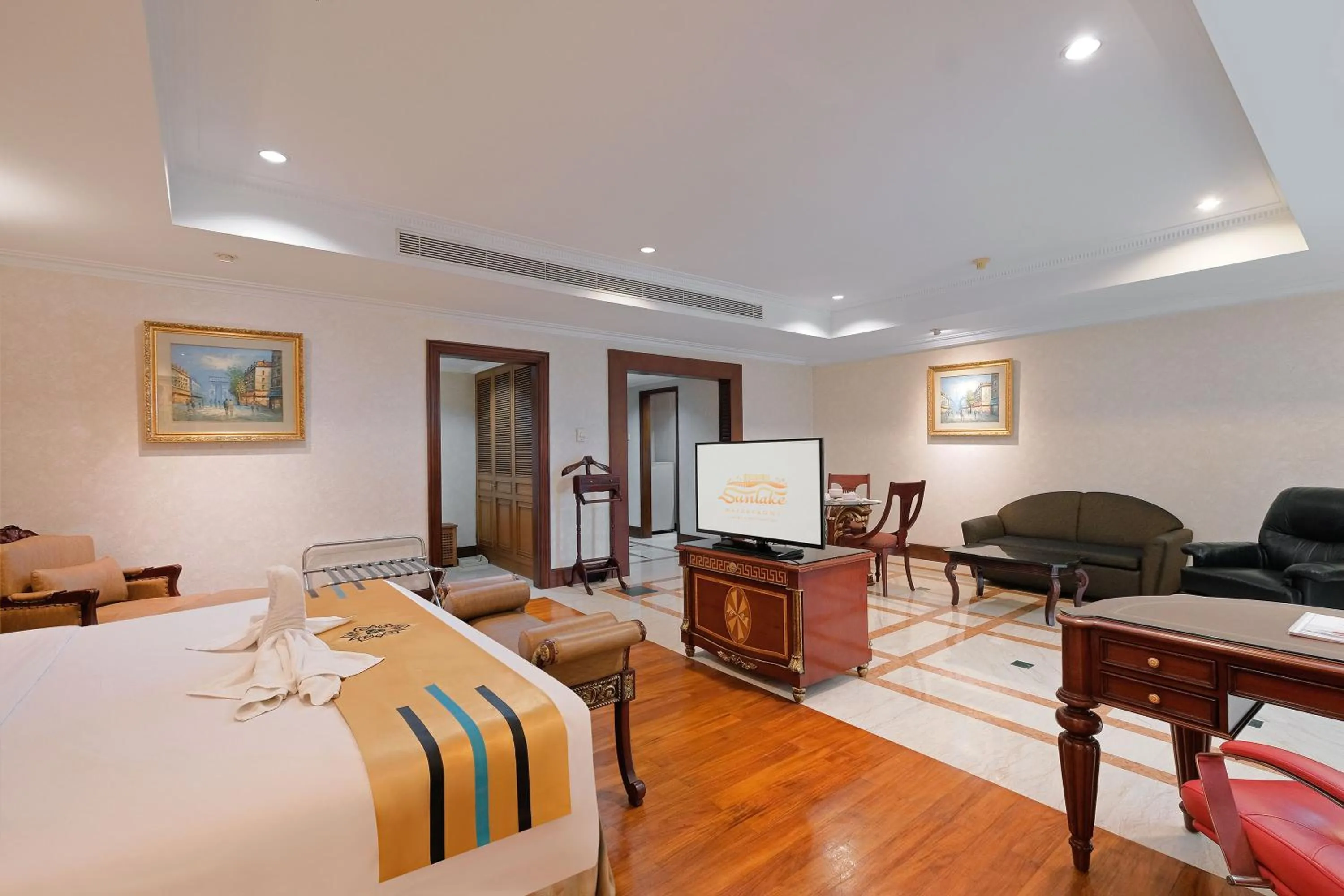 Living room, Bed in Sunlake Waterfront Resort & Convention