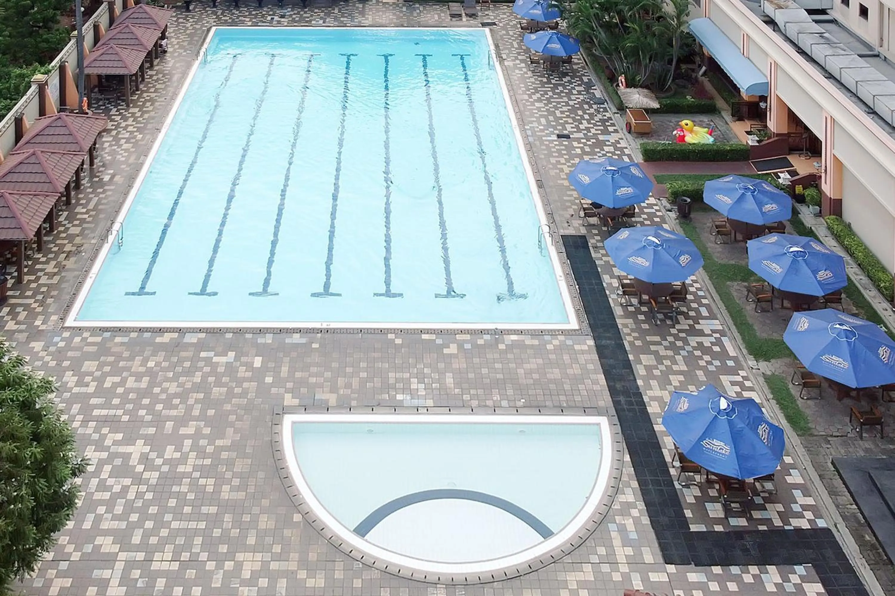 Swimming pool in Sunlake Waterfront Resort & Convention