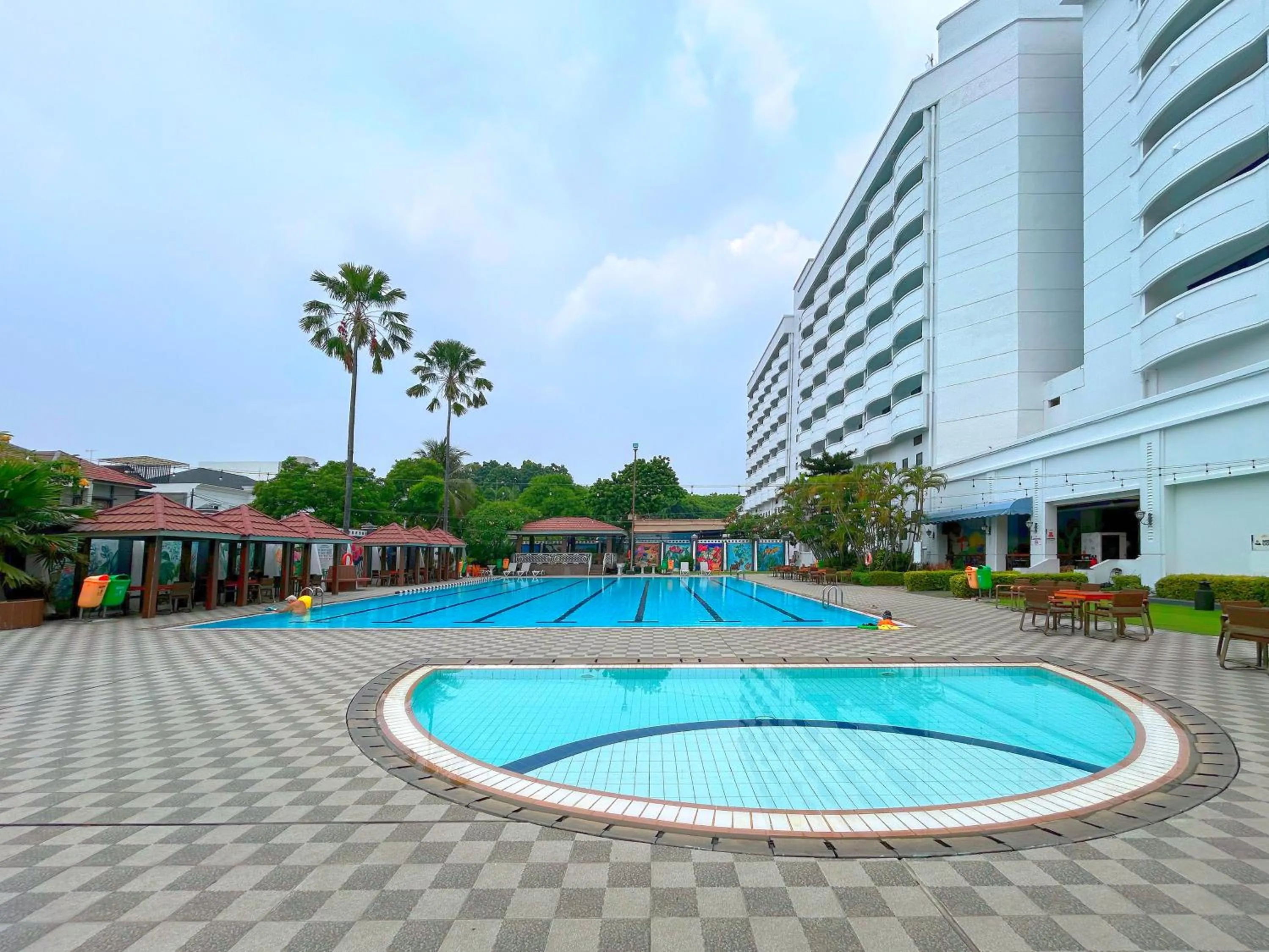 Swimming pool in Sunlake Waterfront Resort & Convention