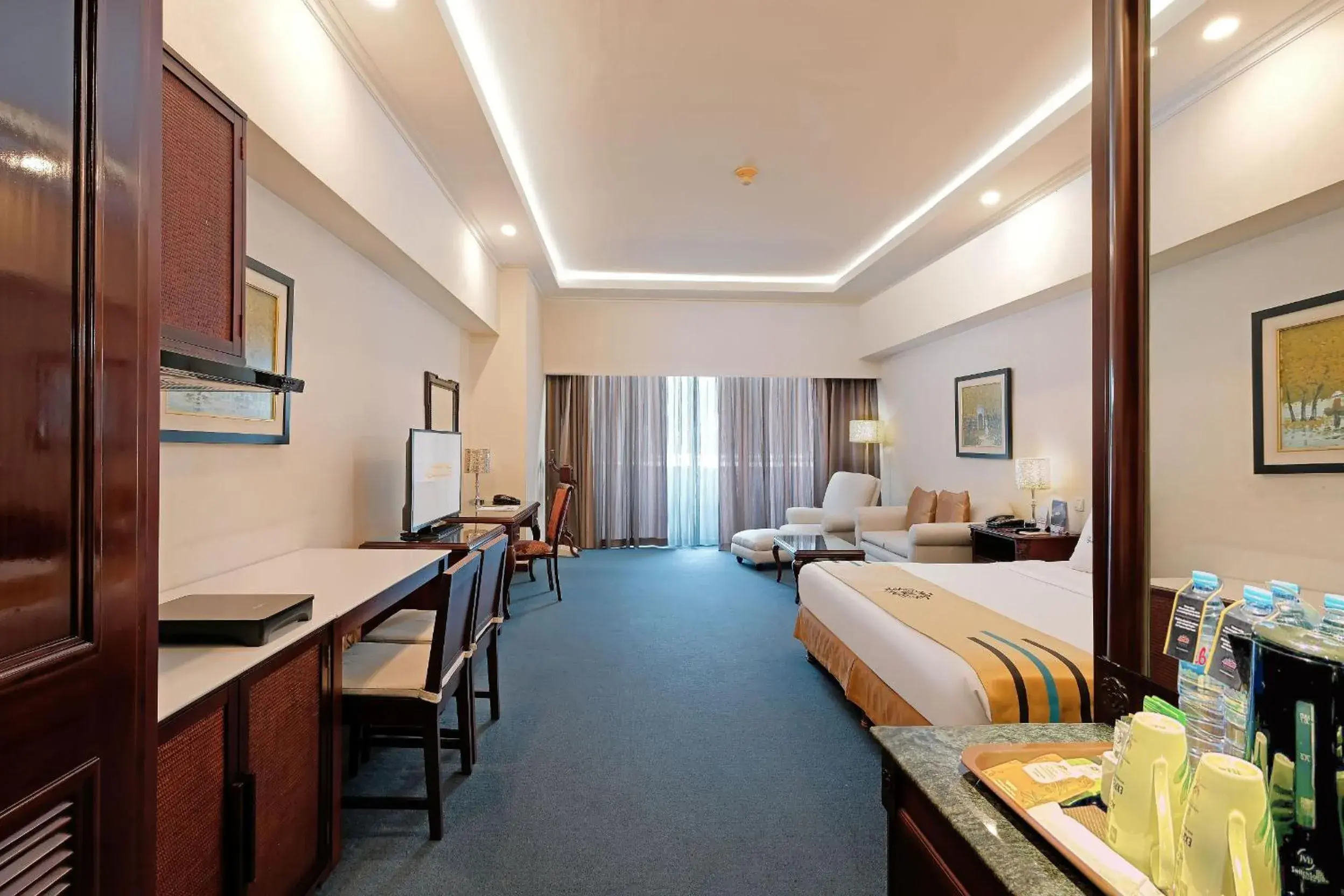 Junior Suite in Sunlake Waterfront Resort & Convention Junior Suite in Sunlake Waterfront Resort & Convention