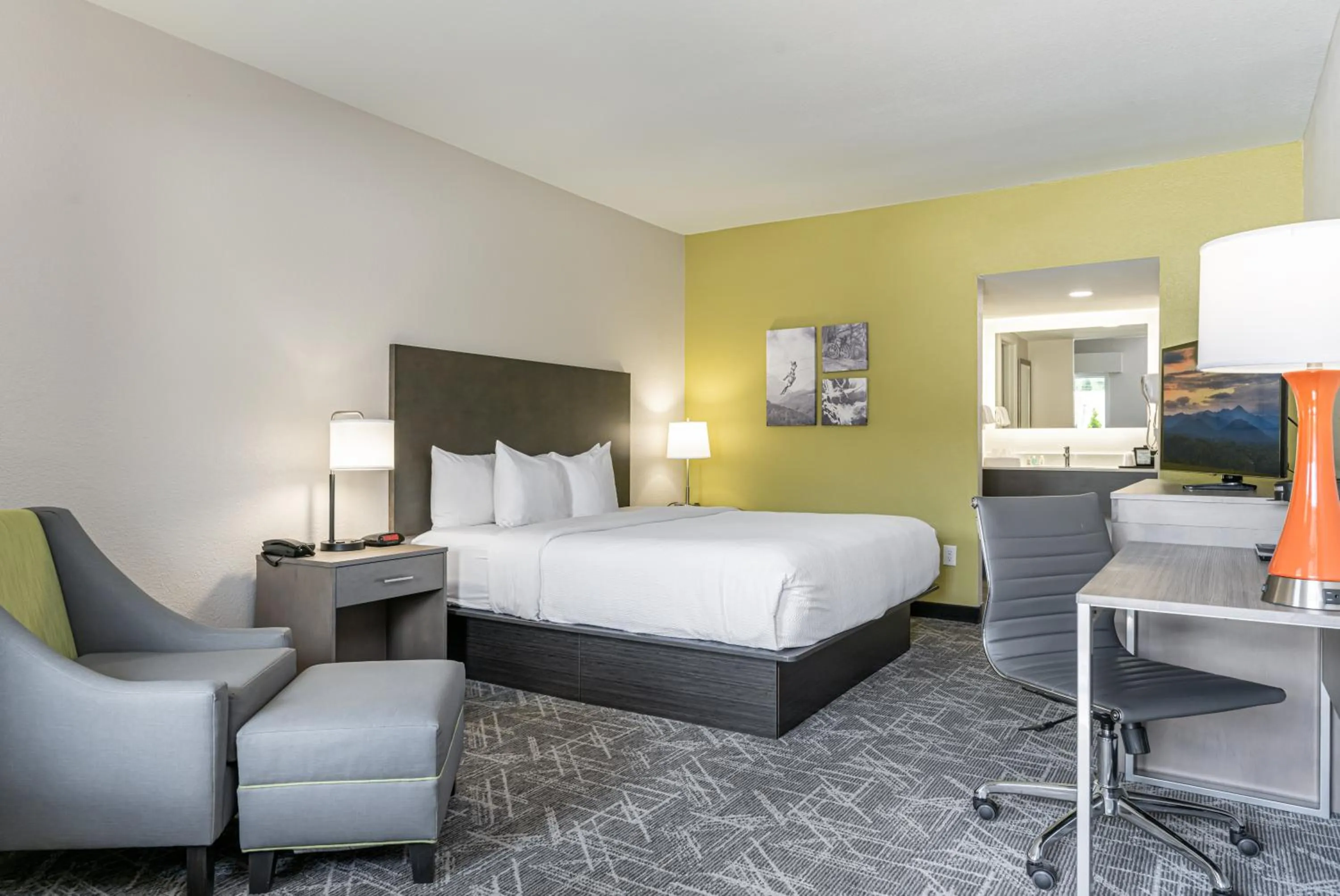 Bedroom, Bed in Quality Inn Asheville Downtown Tunnel Rd