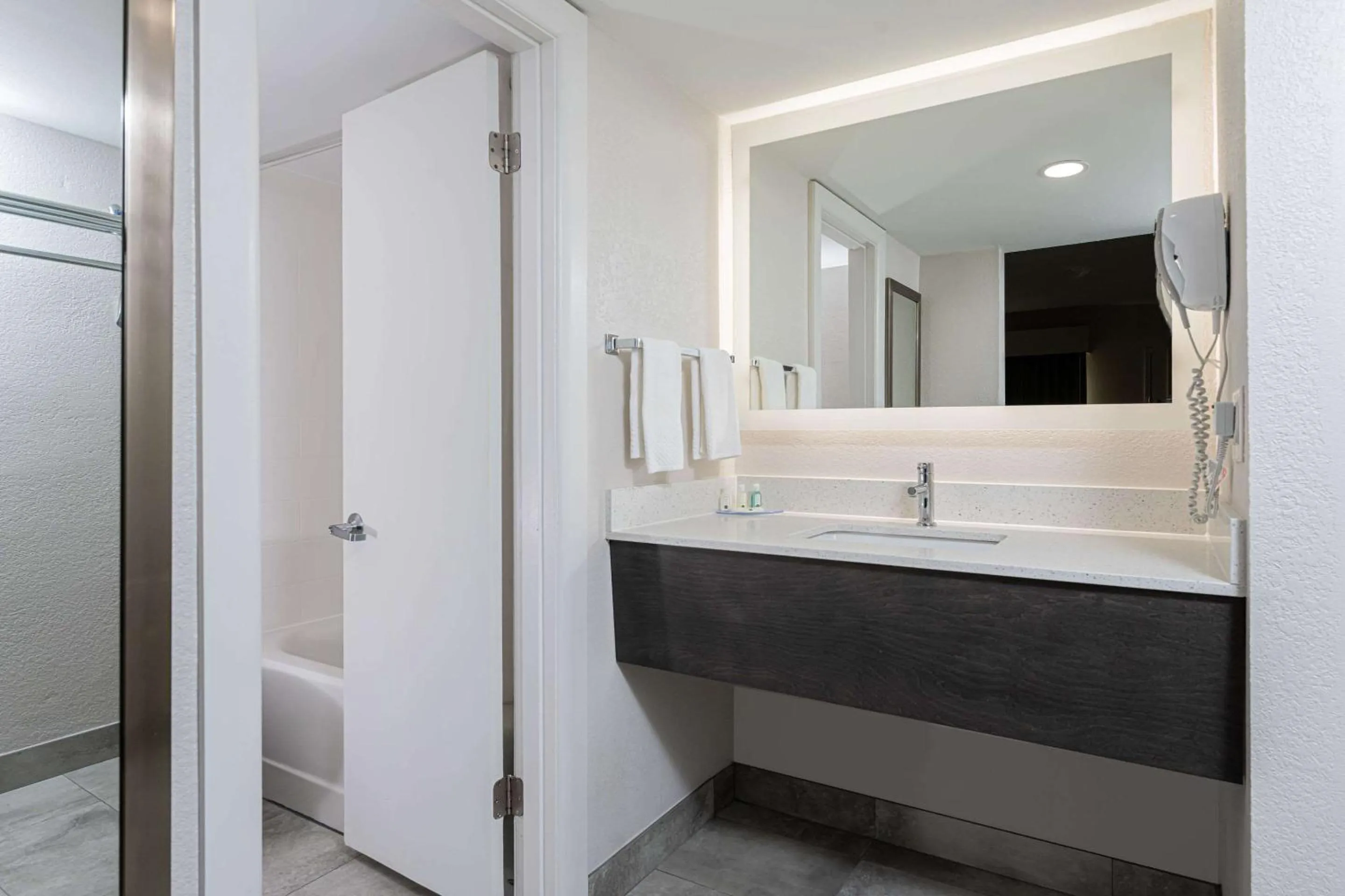 Bedroom in Quality Inn Asheville Downtown Tunnel Rd