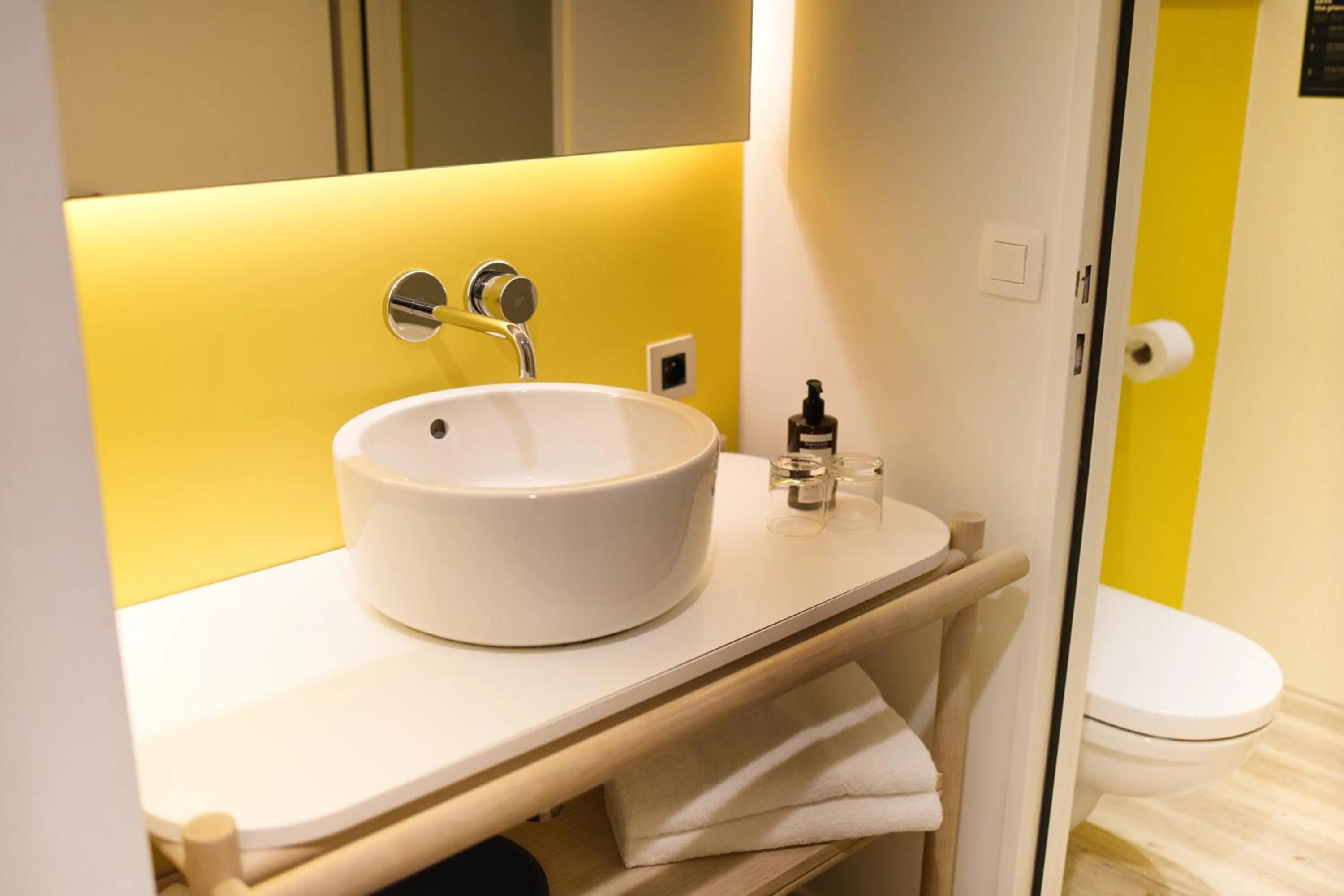 Bathroom in B&B HOTEL Brussels Centre Louise